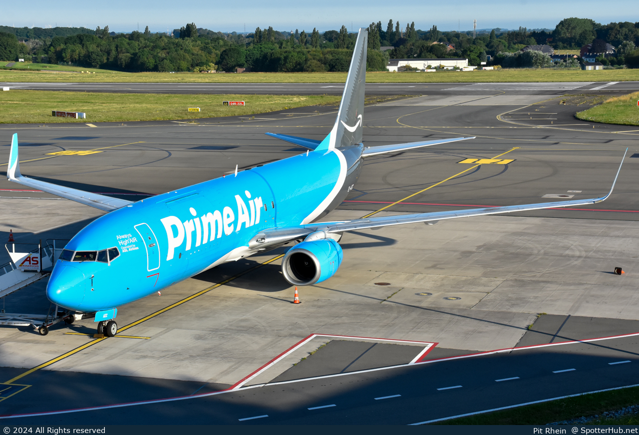 Photo of EI-AZC - Boeing 737-86J(SF) operated by Amazon Prime Air (opb ASL Airlines Ireland)