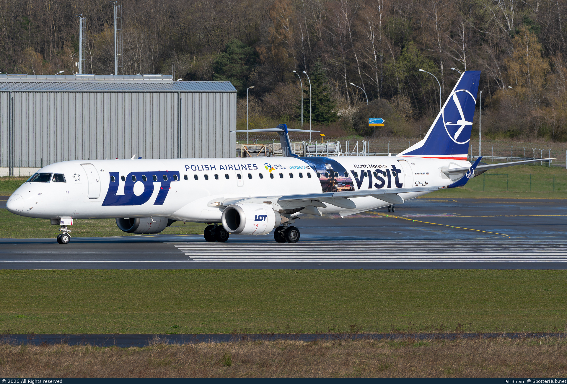 Photo of SP-LNI - Embraer ERJ-195AR operated by LOT Polish Airlines