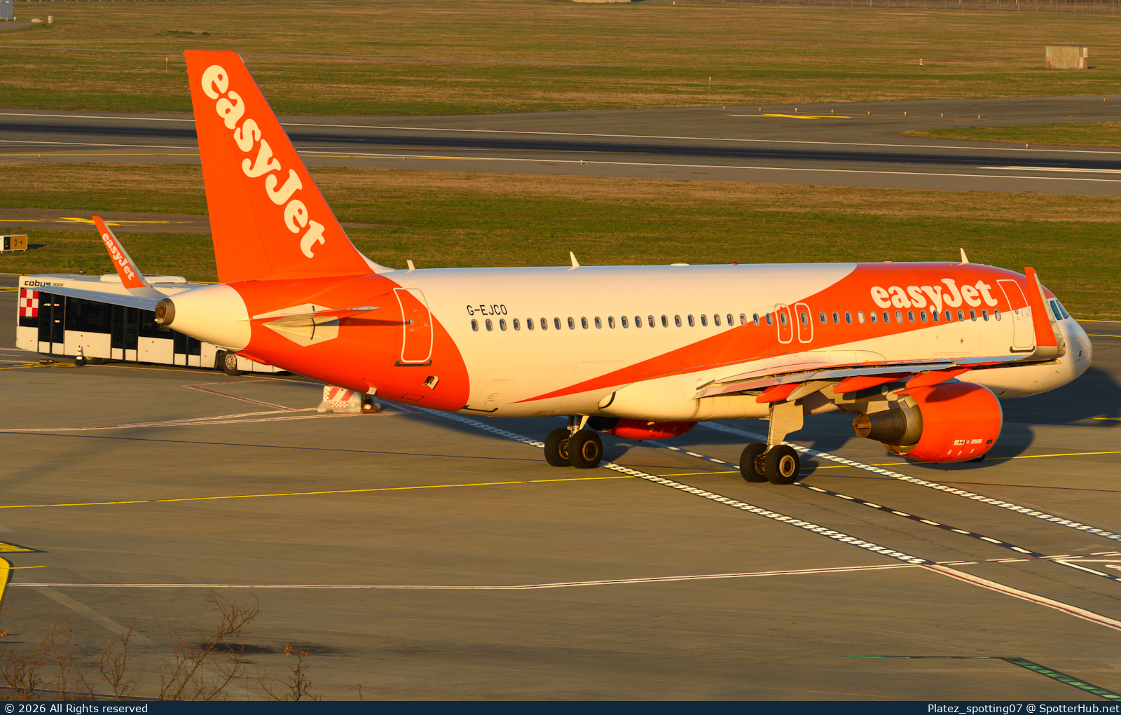 Photo of G-EJCO - Airbus A320-214 operated by easyJet