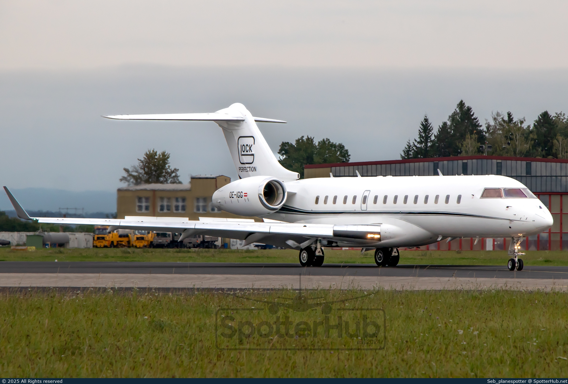 Photo of OE-IGG - Bombardier Global Express XRS operated by Glock Aviation