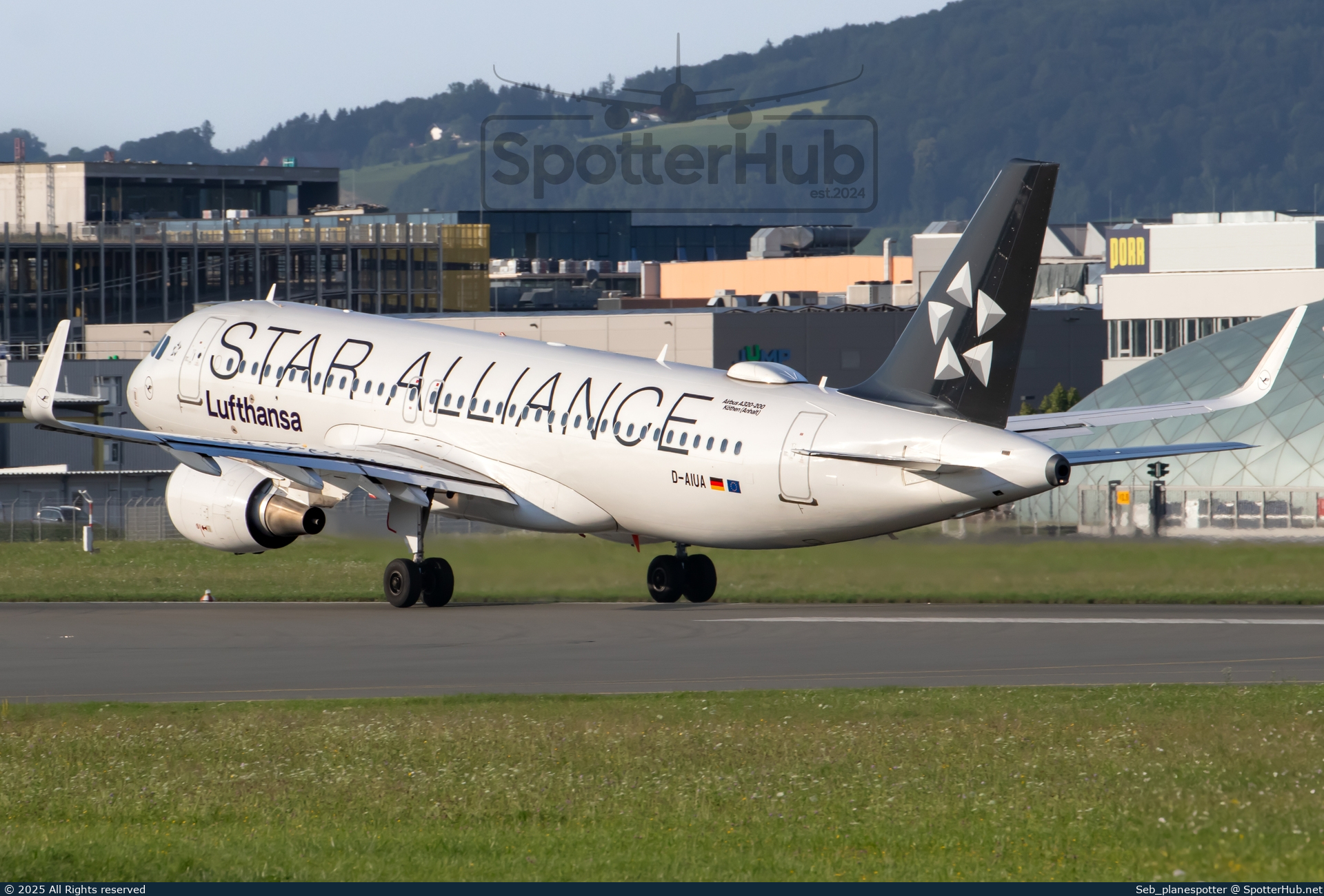 Photo of D-AIUA - Airbus A320-214 operated by Lufthansa