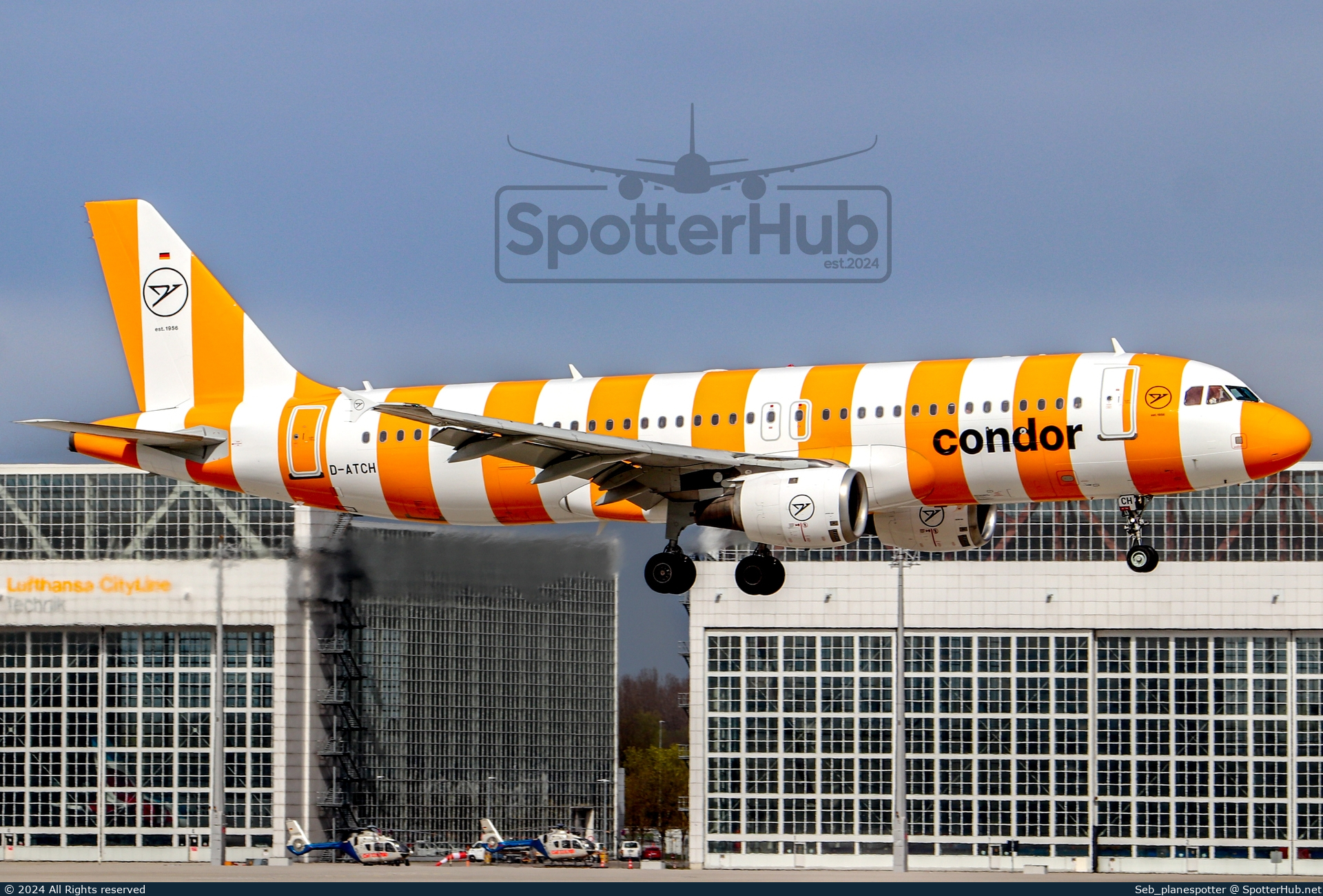 Photo of D-ATCH - Airbus A320-212 operated by Condor