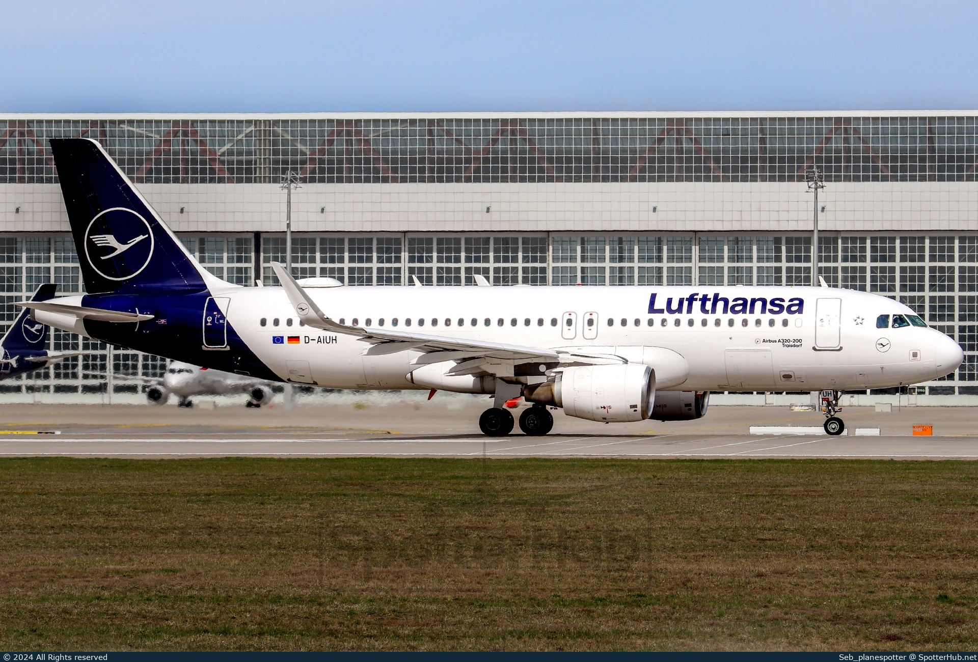 Photo of D-AIUH - Airbus A320-214 operated by Lufthansa