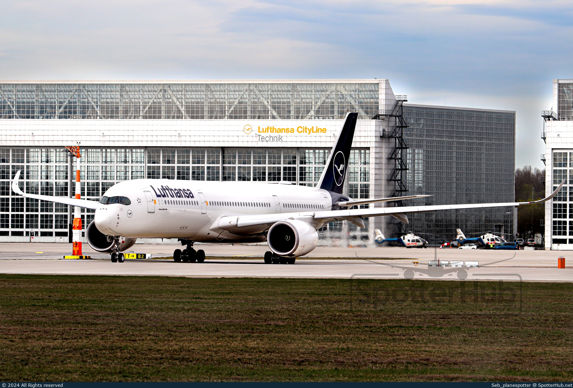 Photo of D-AIVA - Airbus A350-941 operated by Lufthansa