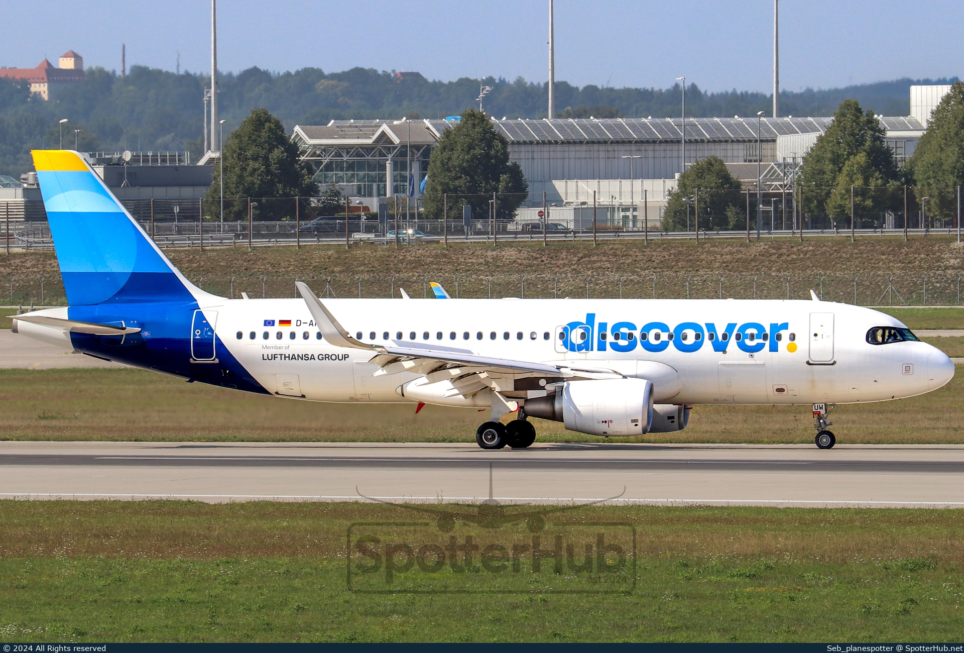 Photo of D-AIUW - Airbus A320-214 operated by Discover Airlines