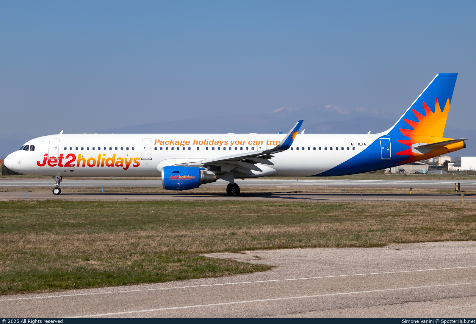 Photo of G-HLYA - Airbus A321-211 operated by Jet2