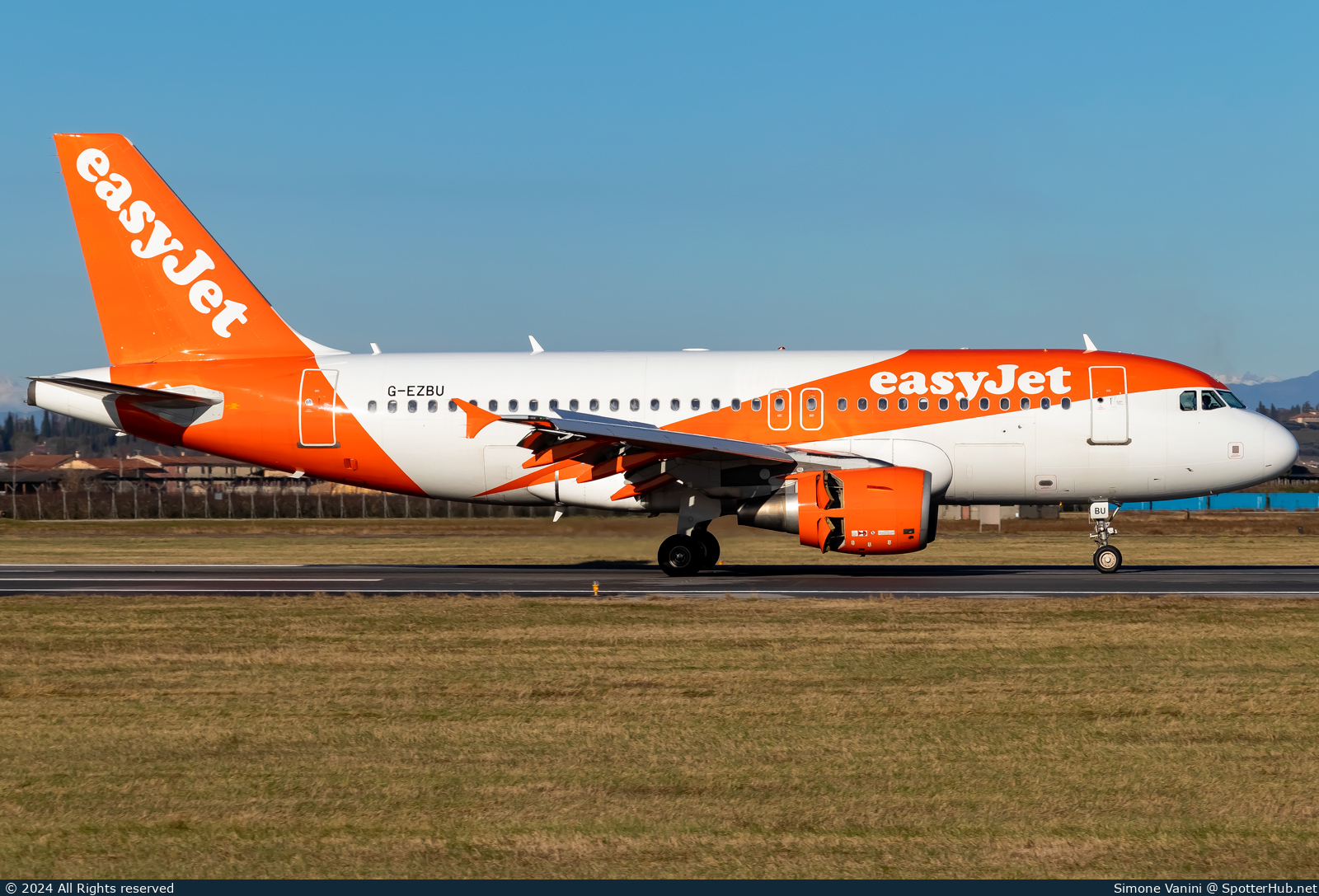 Photo of G-EZBU - Airbus A319-111 operated by easyJet