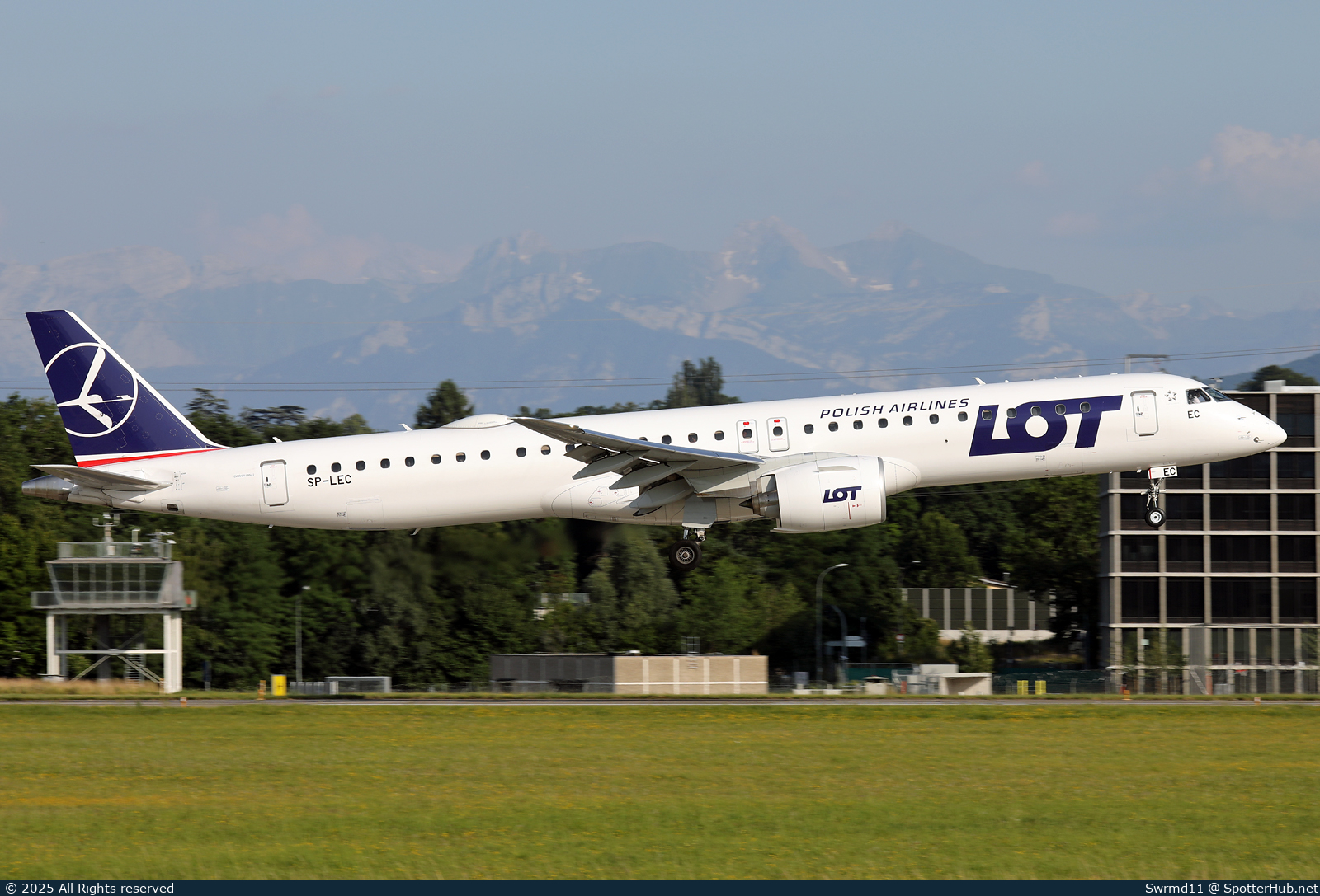 Photo of SP-LEC - Embraer ERJ-195-E2 operated by LOT Polish Airlines