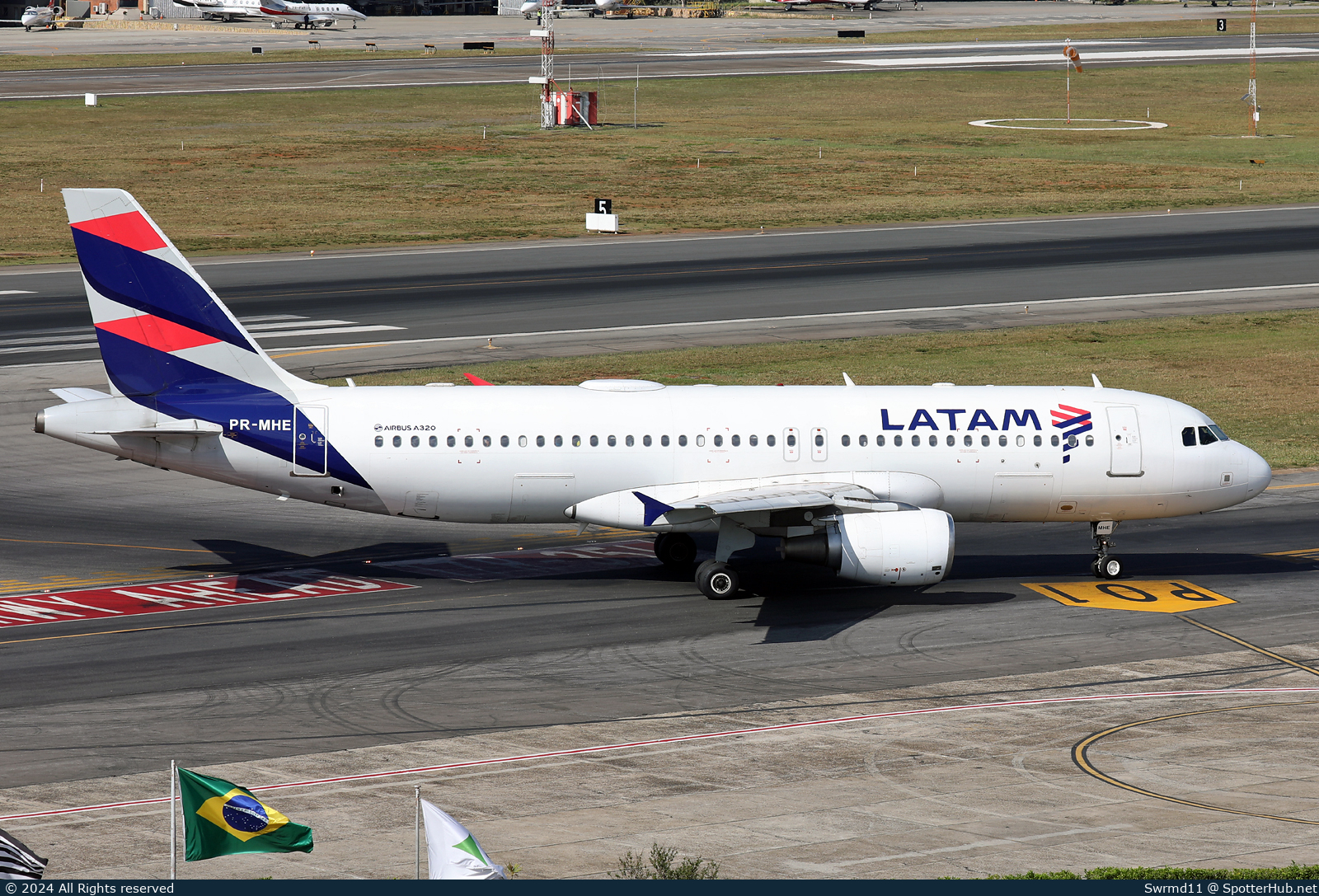 Photo of PR-MHE - Airbus A320-214 operated by LATAM Airlines Brasil