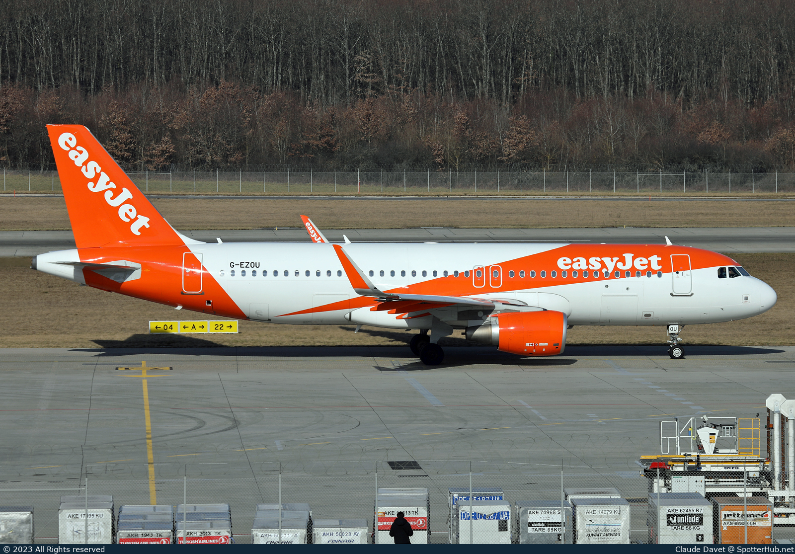 Photo of G-EZOU - Airbus A320-214 operated by easyJet