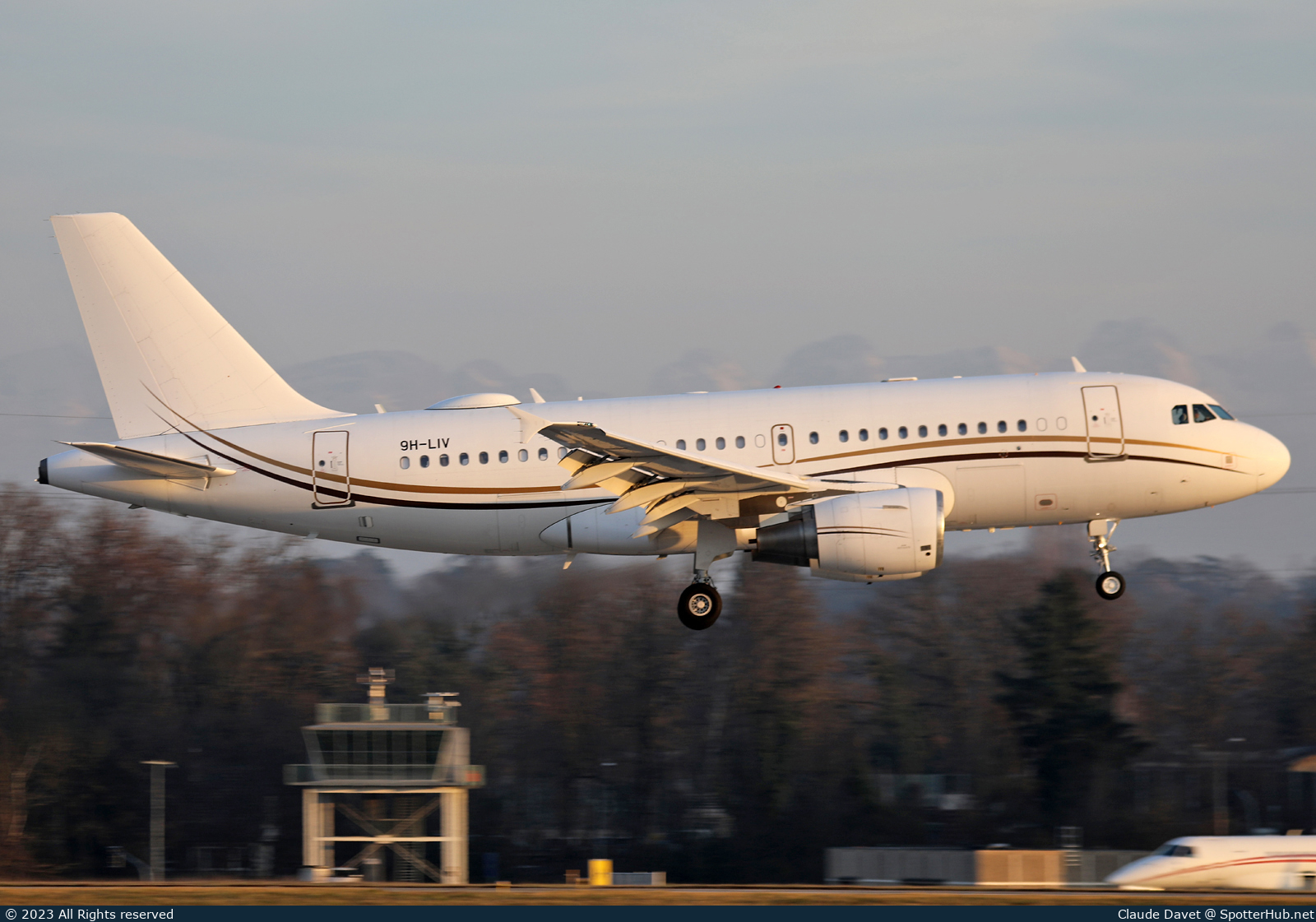 Photo of 9H-LIV - Airbus A319-115(CJ) operated by Comlux Aviation Malta
