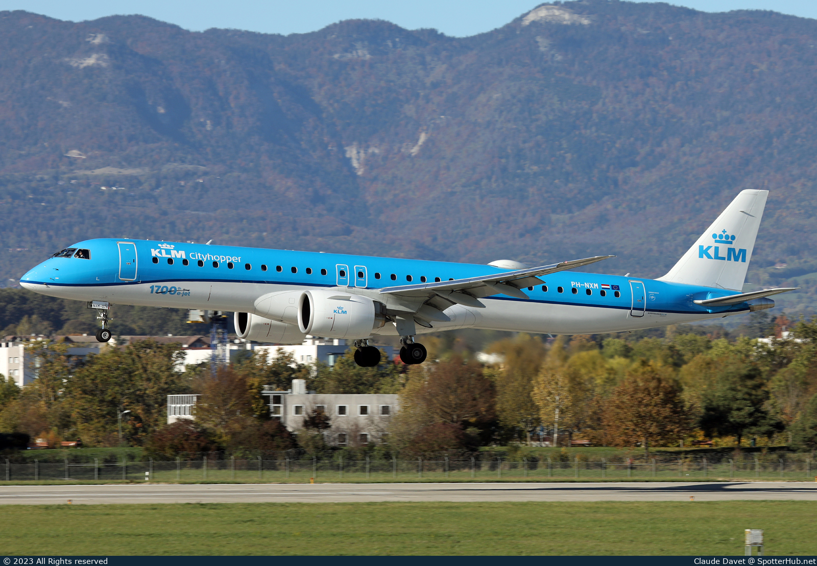 Photo of PH-NXM - Embraer ERJ-195-E2 operated by KLM Cityhopper