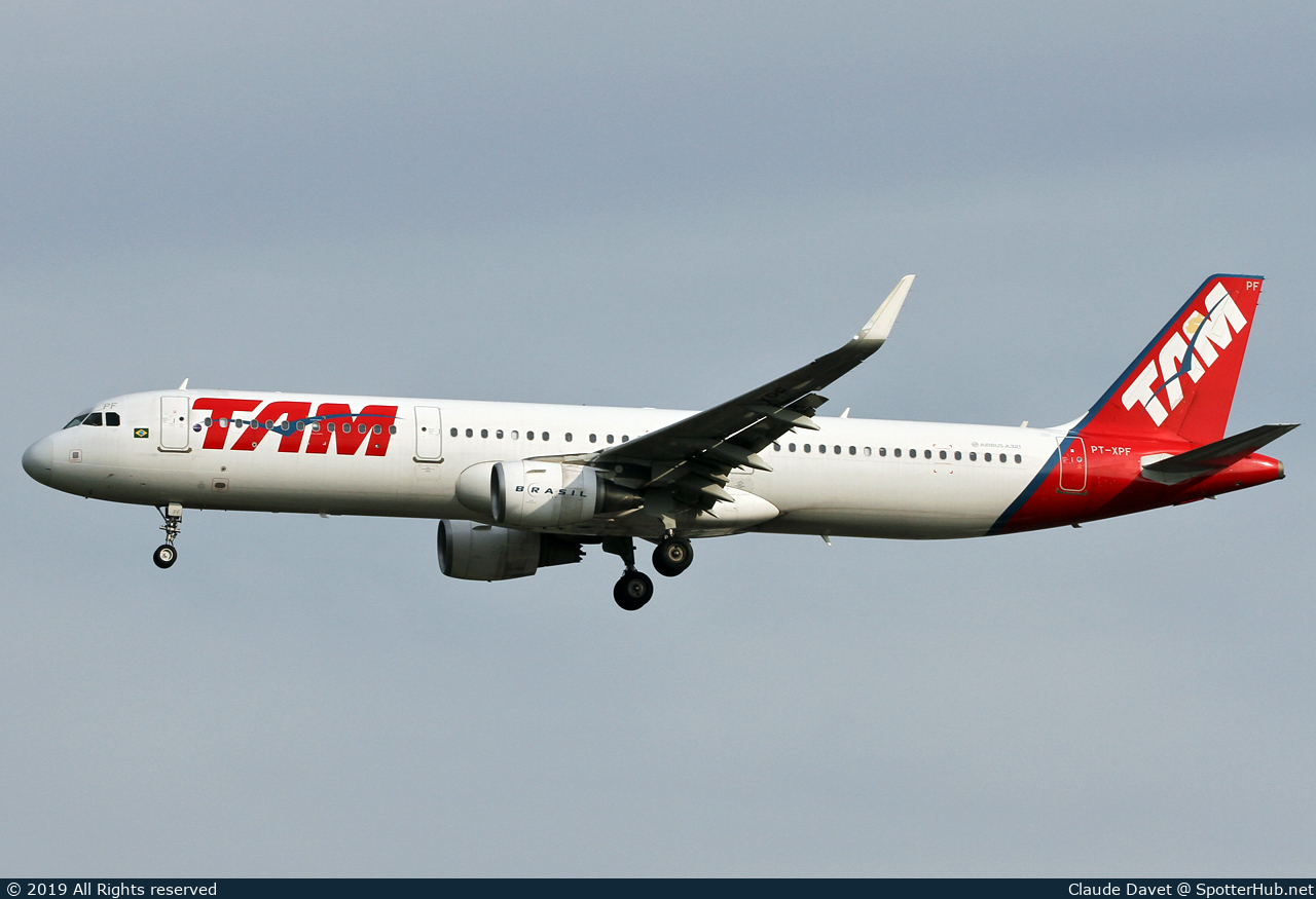 Photo of PT-XPF - Airbus A321-211 operated by LATAM Airlines Brasil