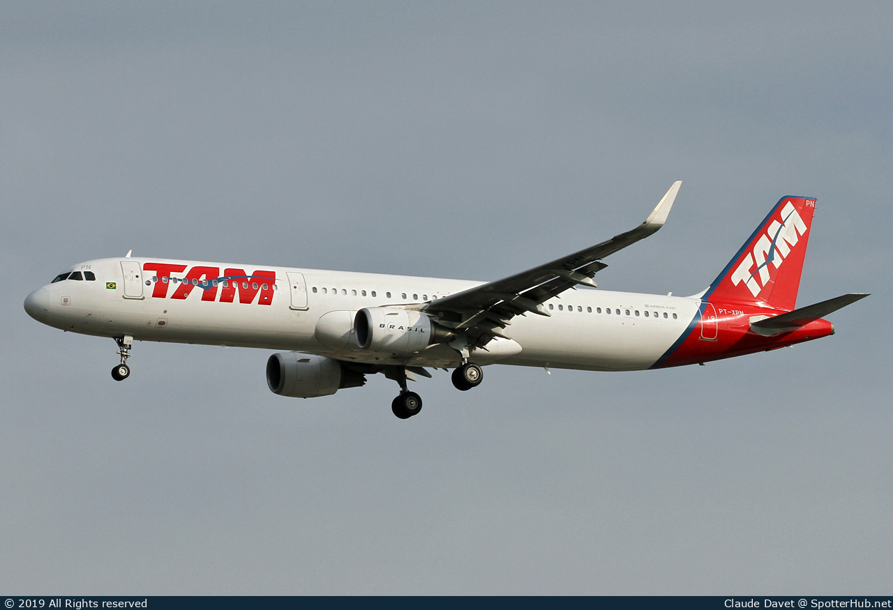 Photo of PT-XPN - Airbus A321-211 operated by LATAM Airlines Brasil