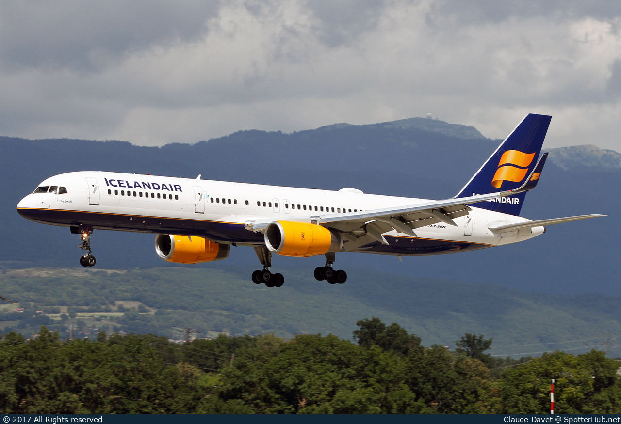 Photo of TF-ISZ - Boeing 757-223 operated by Icelandair