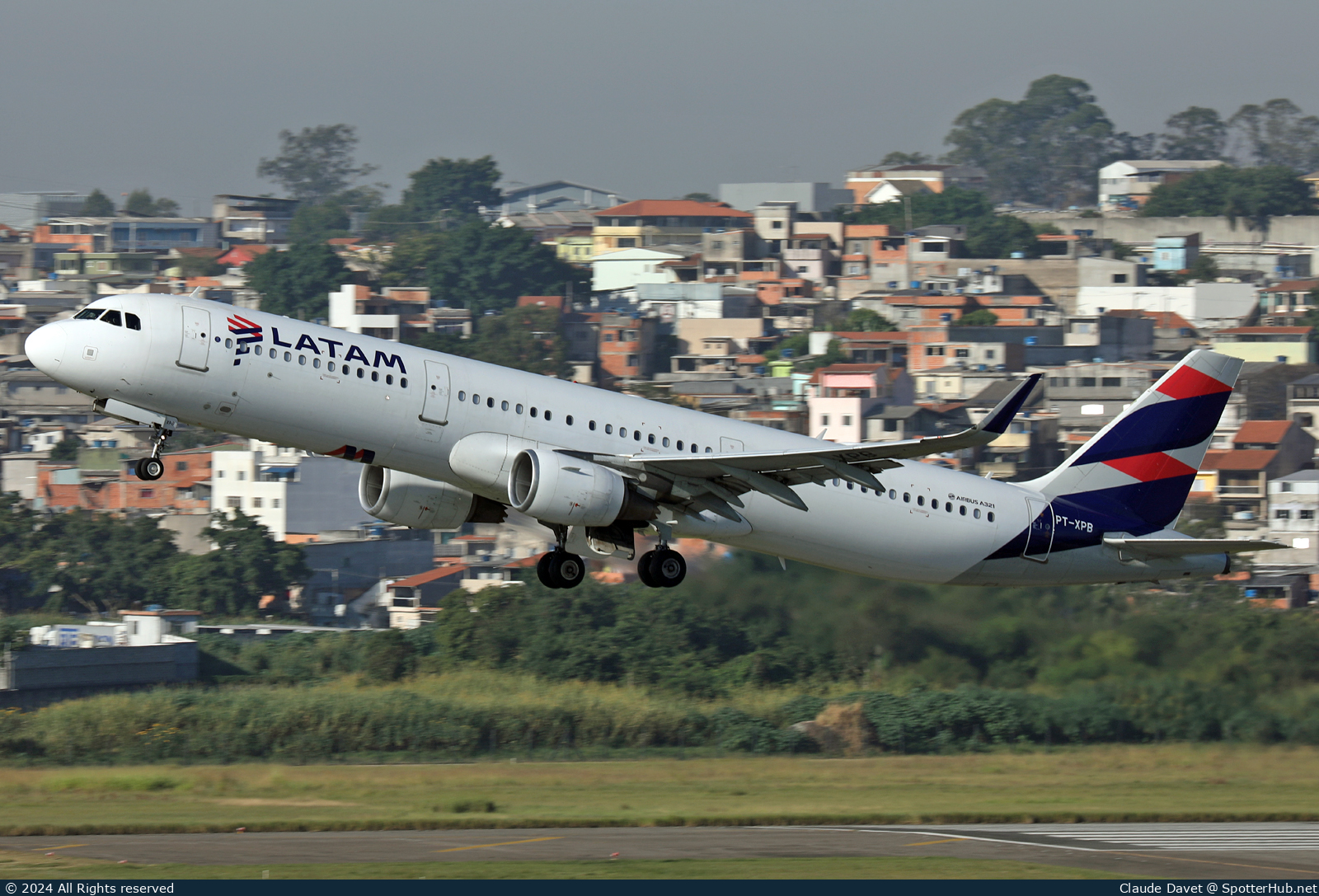 Photo of PT-XPB - Airbus A321-211 operated by LATAM Airlines Brasil