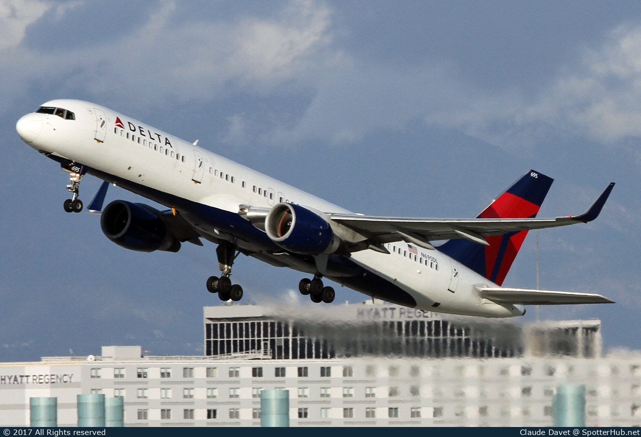 Photo of N695DL - Boeing 757-232 operated by Delta Air Lines