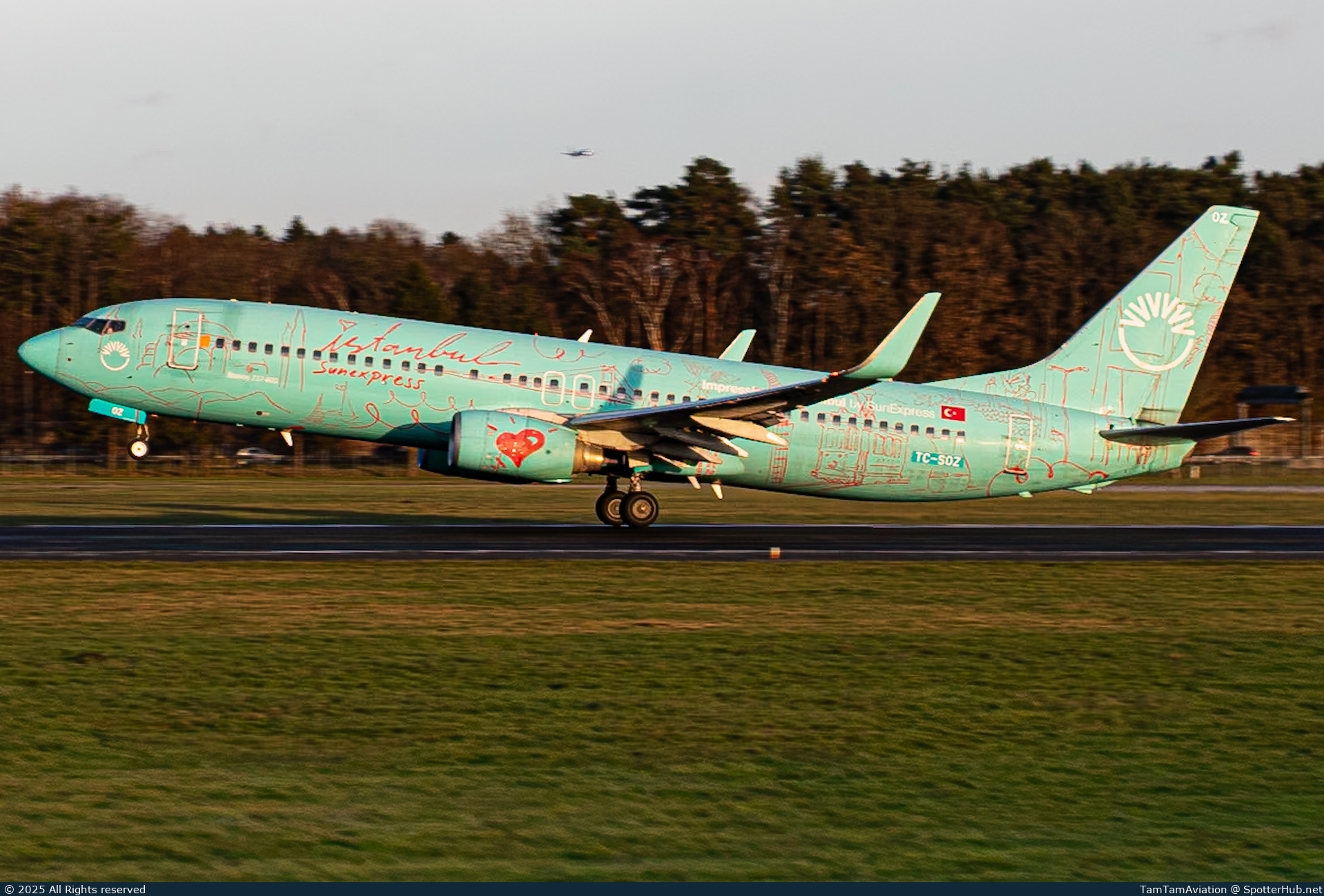 Photo of TC-SOZ - Boeing 737-8HX operated by SunExpress