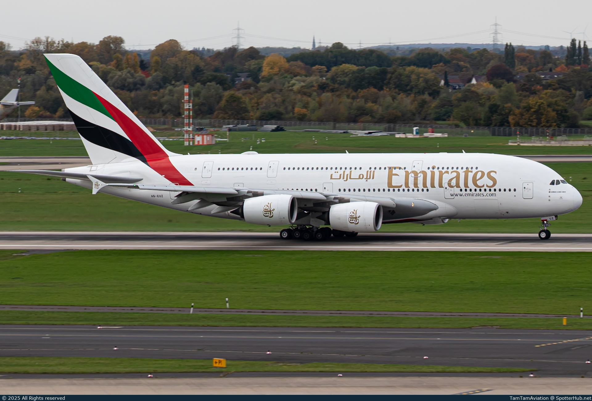 Photo of A6-EUZ - Airbus A380-842 operated by Emirates