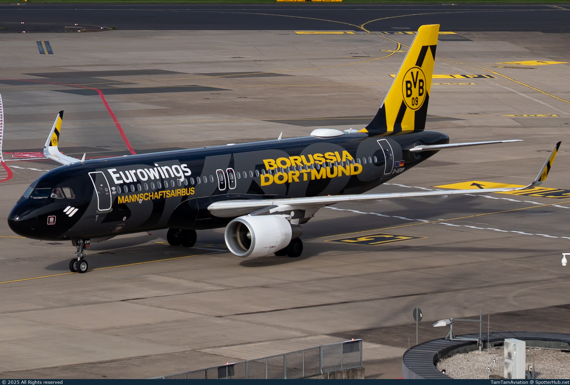 Photo of D-AEWM - Airbus A320-214 operated by Eurowings