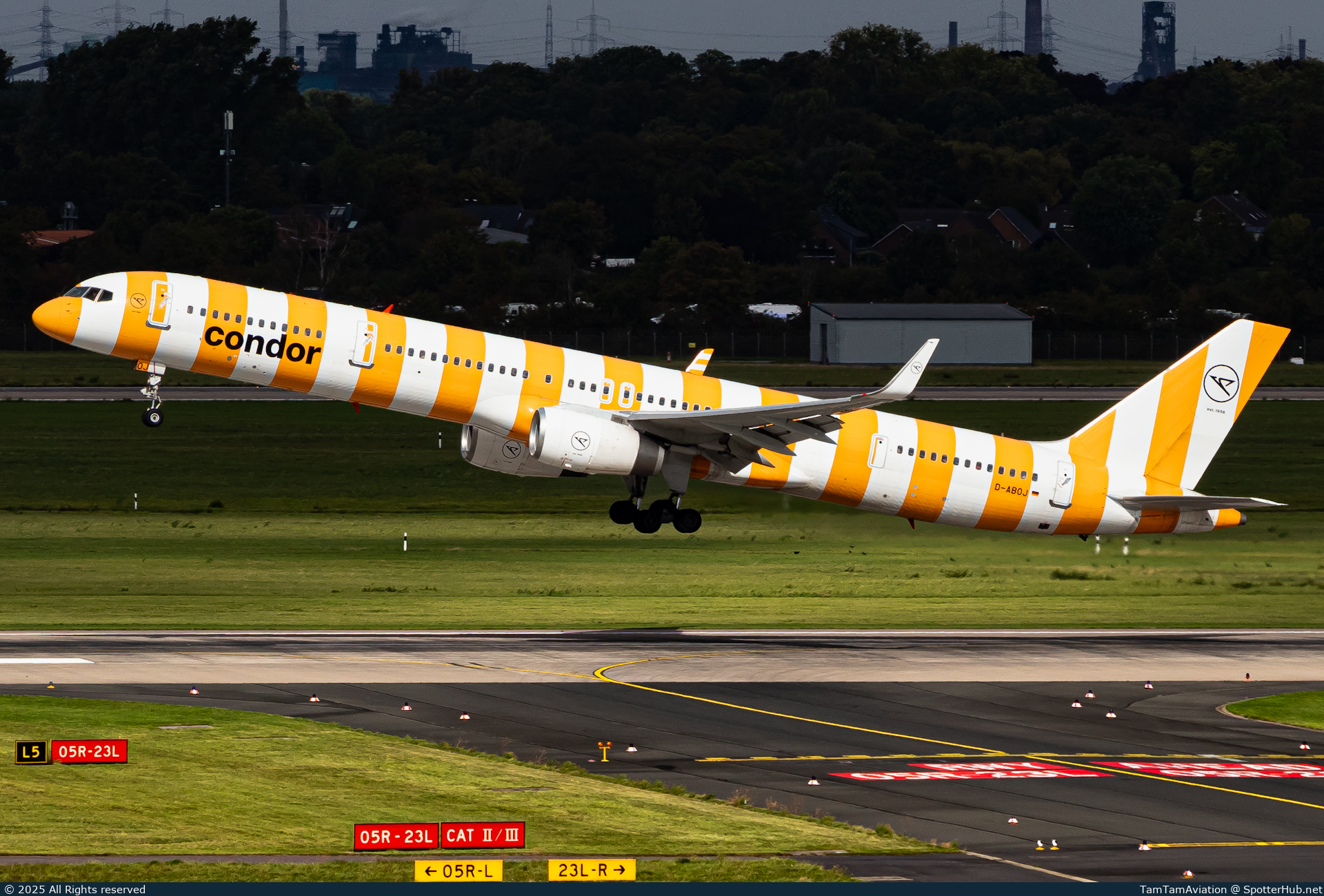 Photo of D-ABOJ - Boeing 757-330 operated by Condor