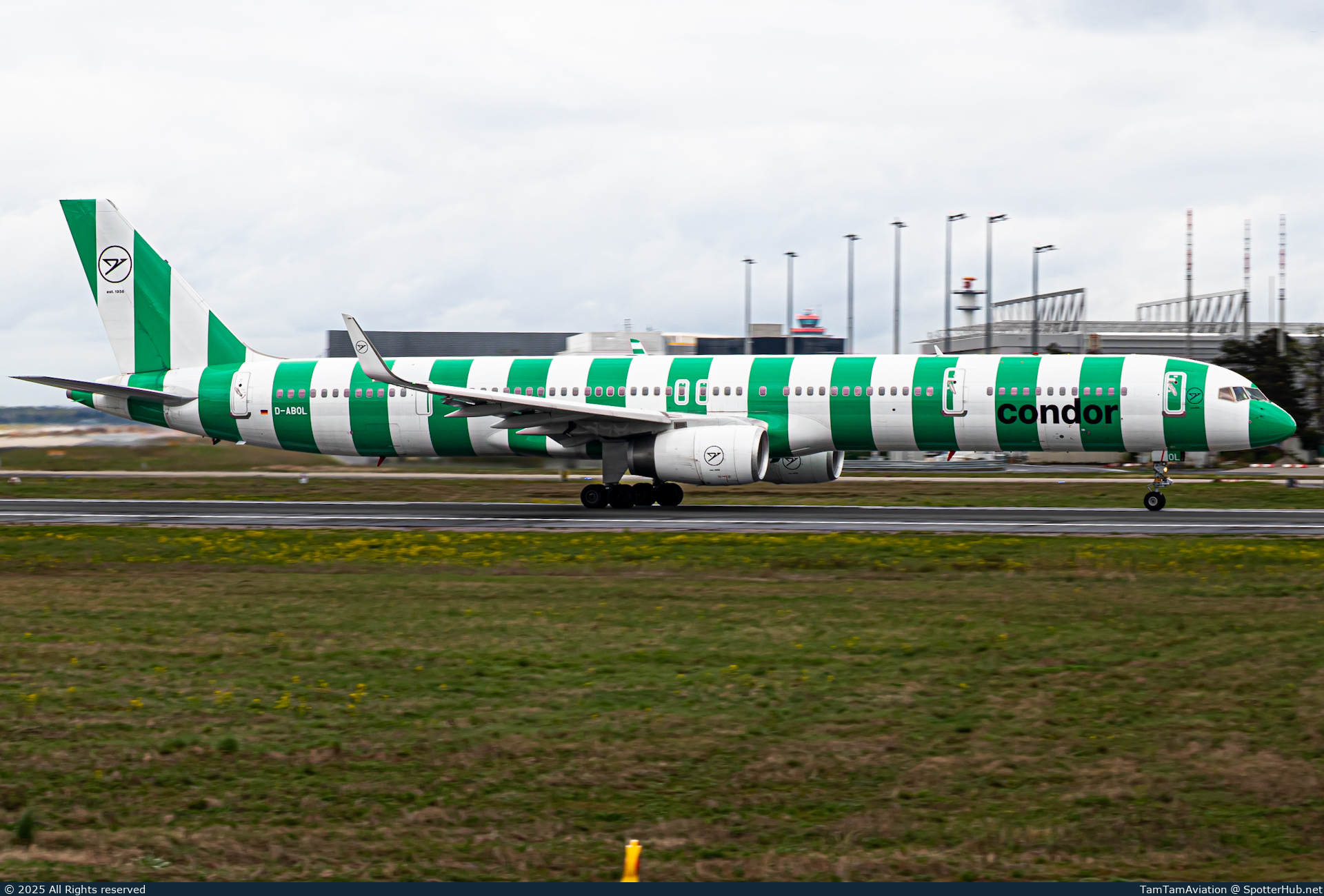 Photo of D-ABOL - Boeing 757-330 operated by Condor