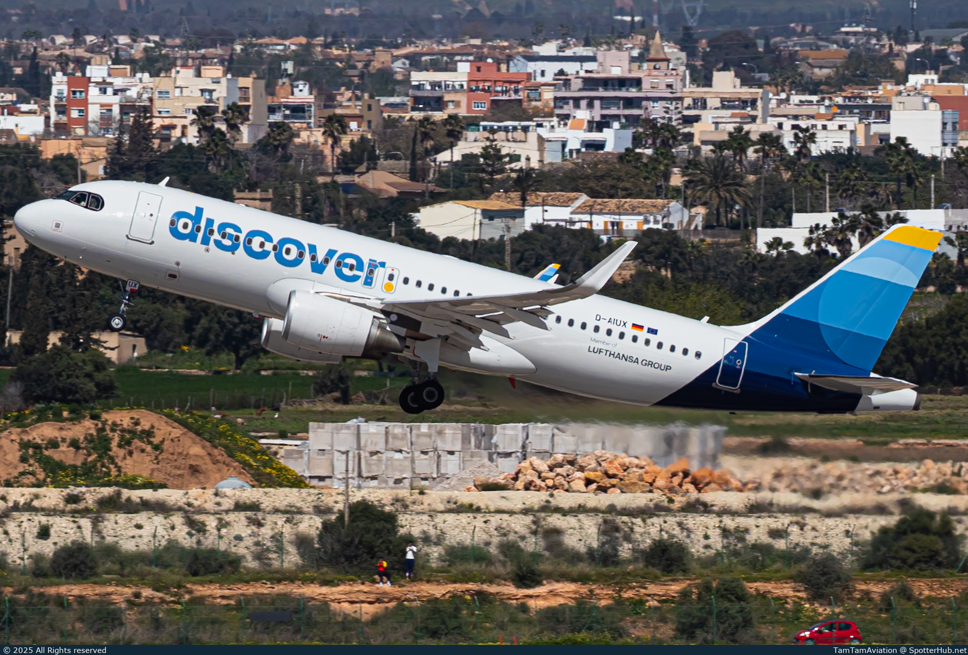 Photo of D-AIUX - Airbus A320-214 operated by Discover Airlines