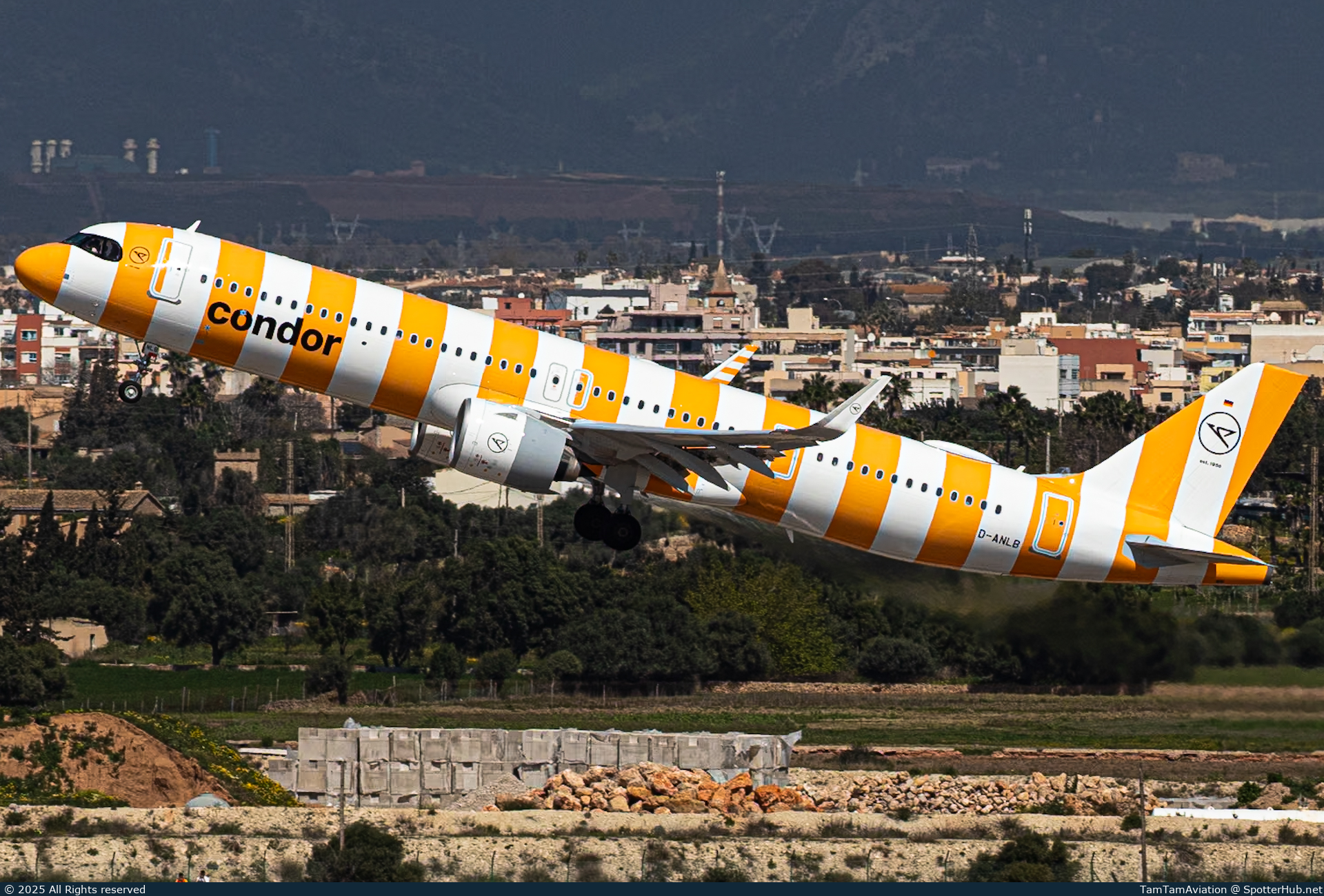 Photo of D-ANLB - Airbus A321-271NX operated by Condor