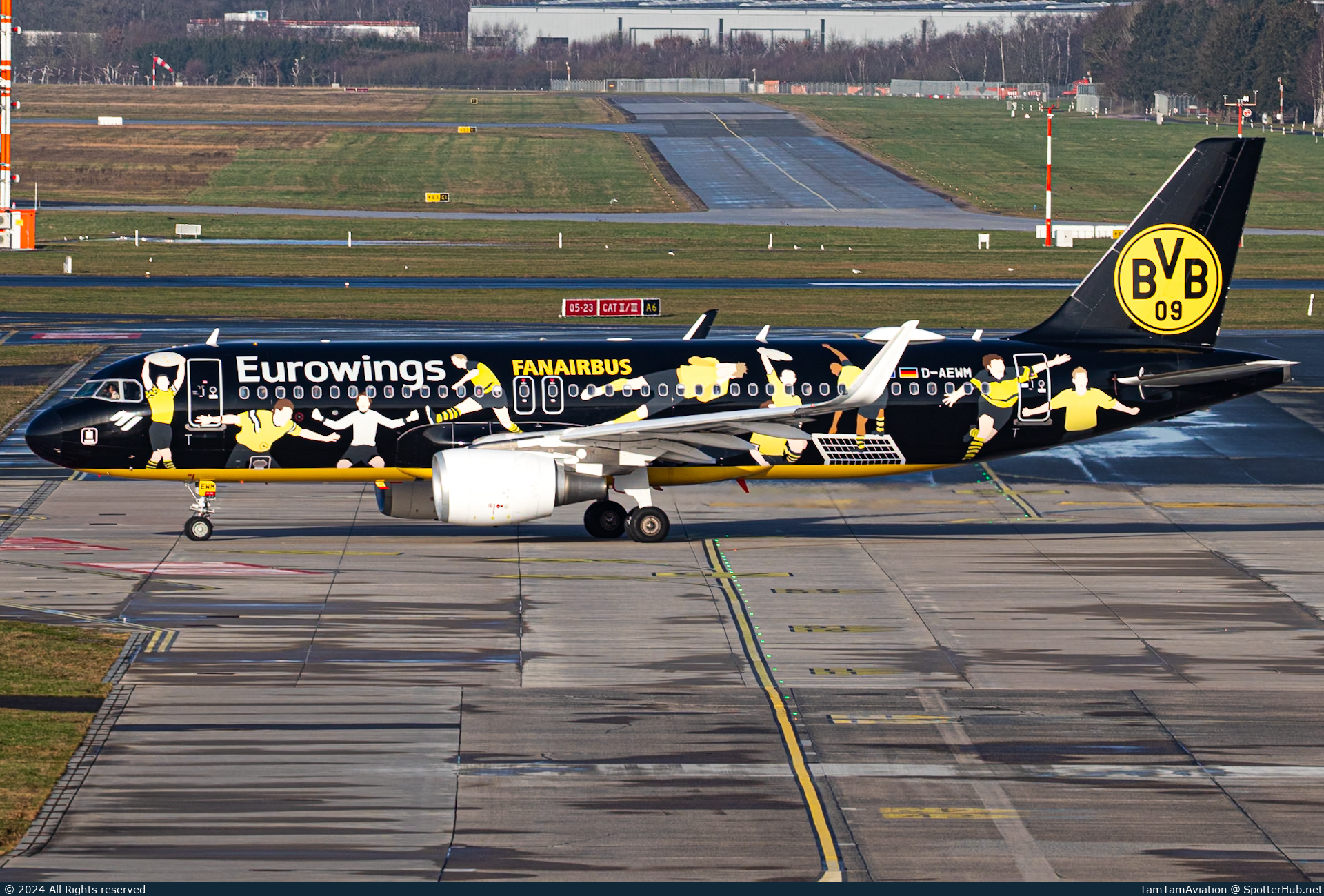 Photo of D-AEWM - Airbus A320-214 operated by Eurowings