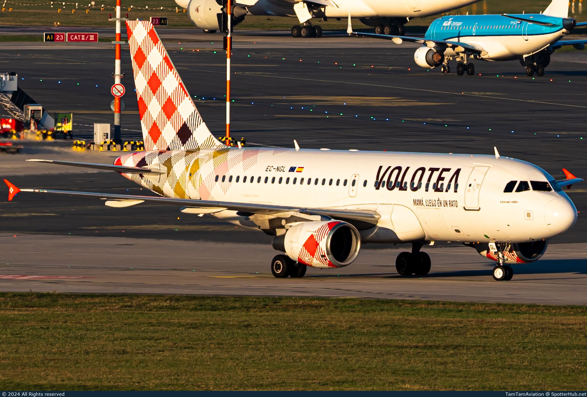 Photo of EC-NGL - Airbus A319-112 operated by Volotea