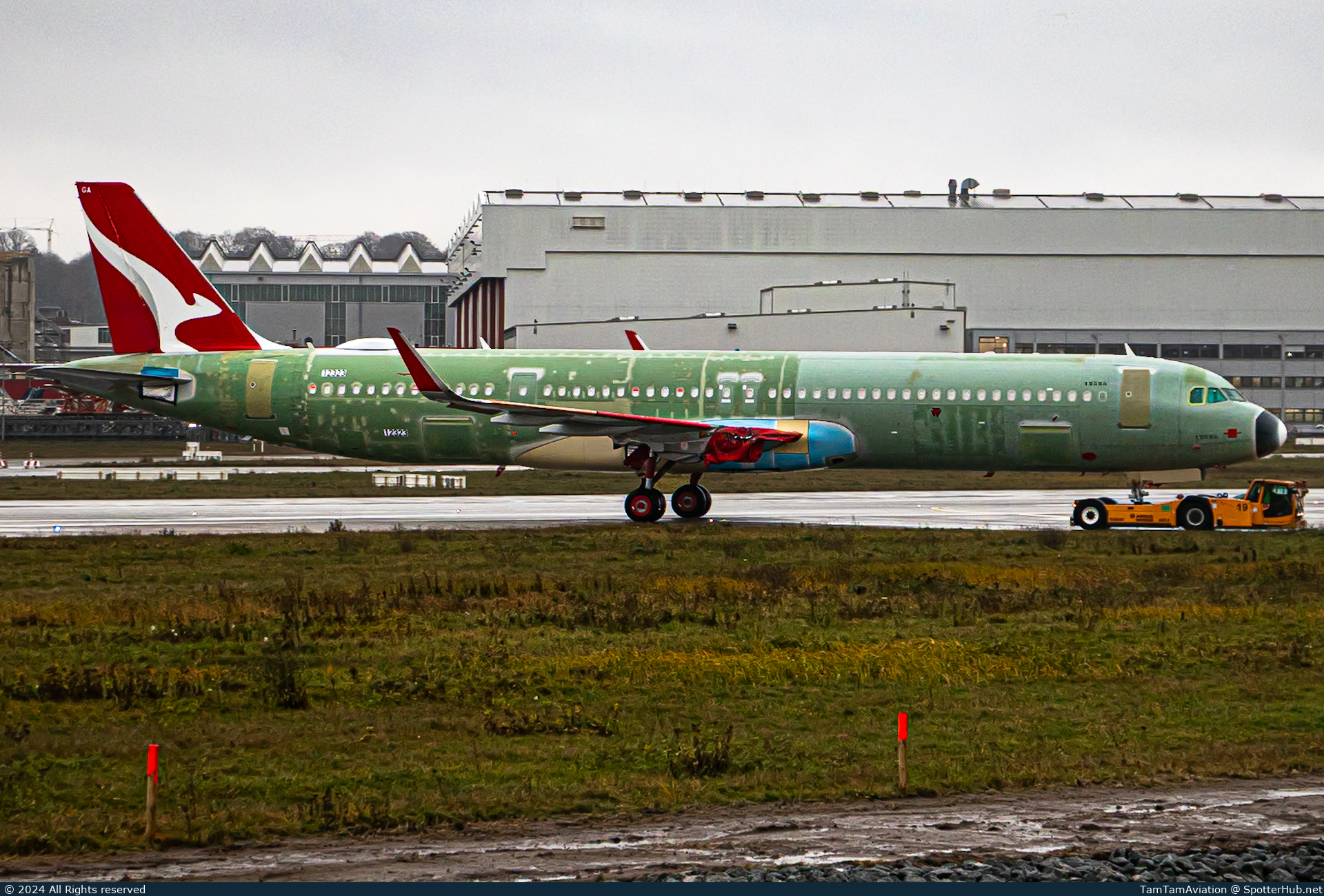 Photo of D-AXXE - Airbus A321-271NY operated by Qantas
