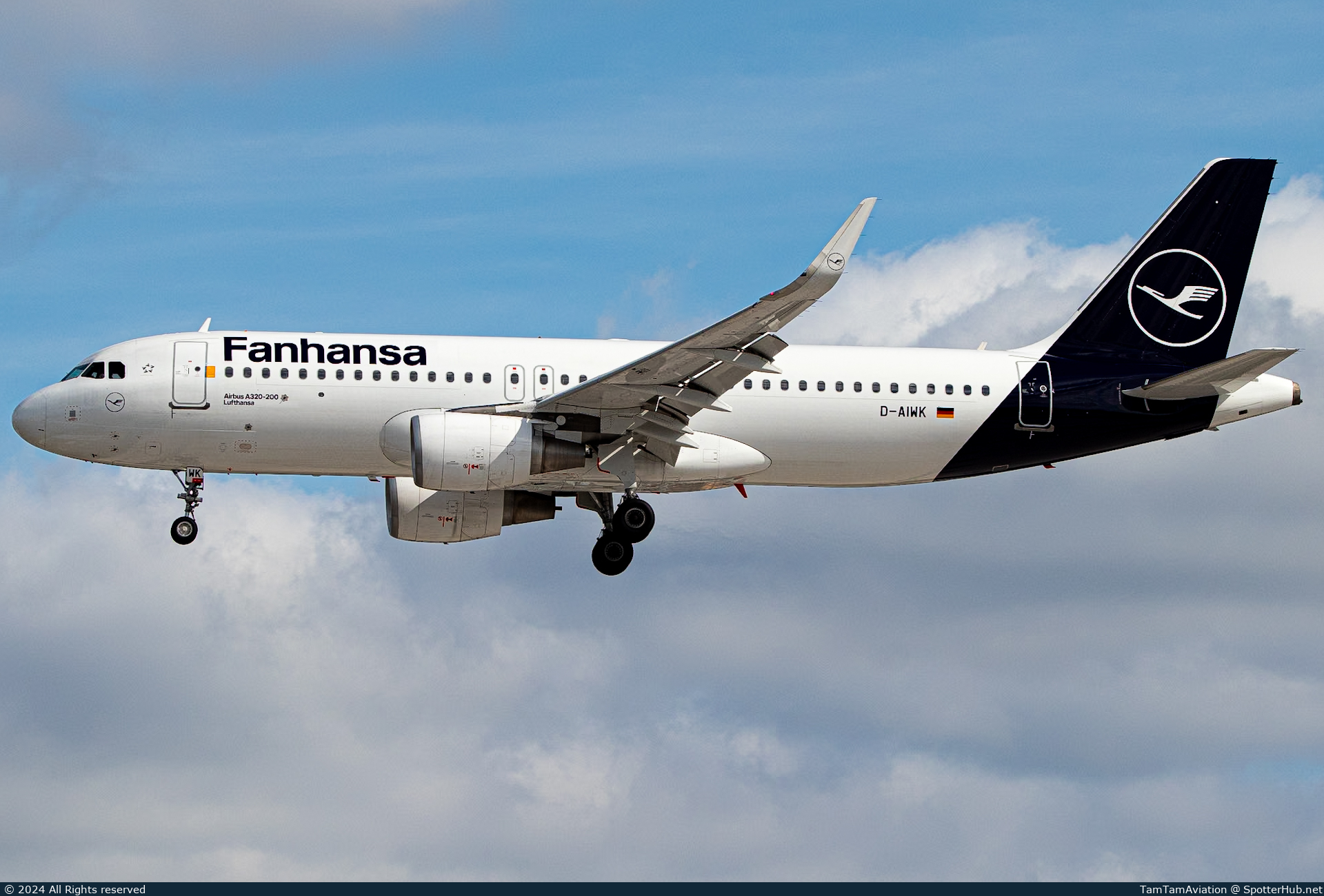 Photo of D-AIWK - Airbus A320-214 operated by Lufthansa
