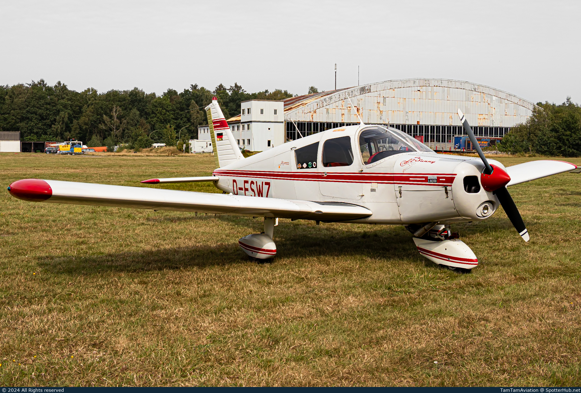 Photo of D-ESWZ - Piper PA-28-140 Cherokee B operated by Private