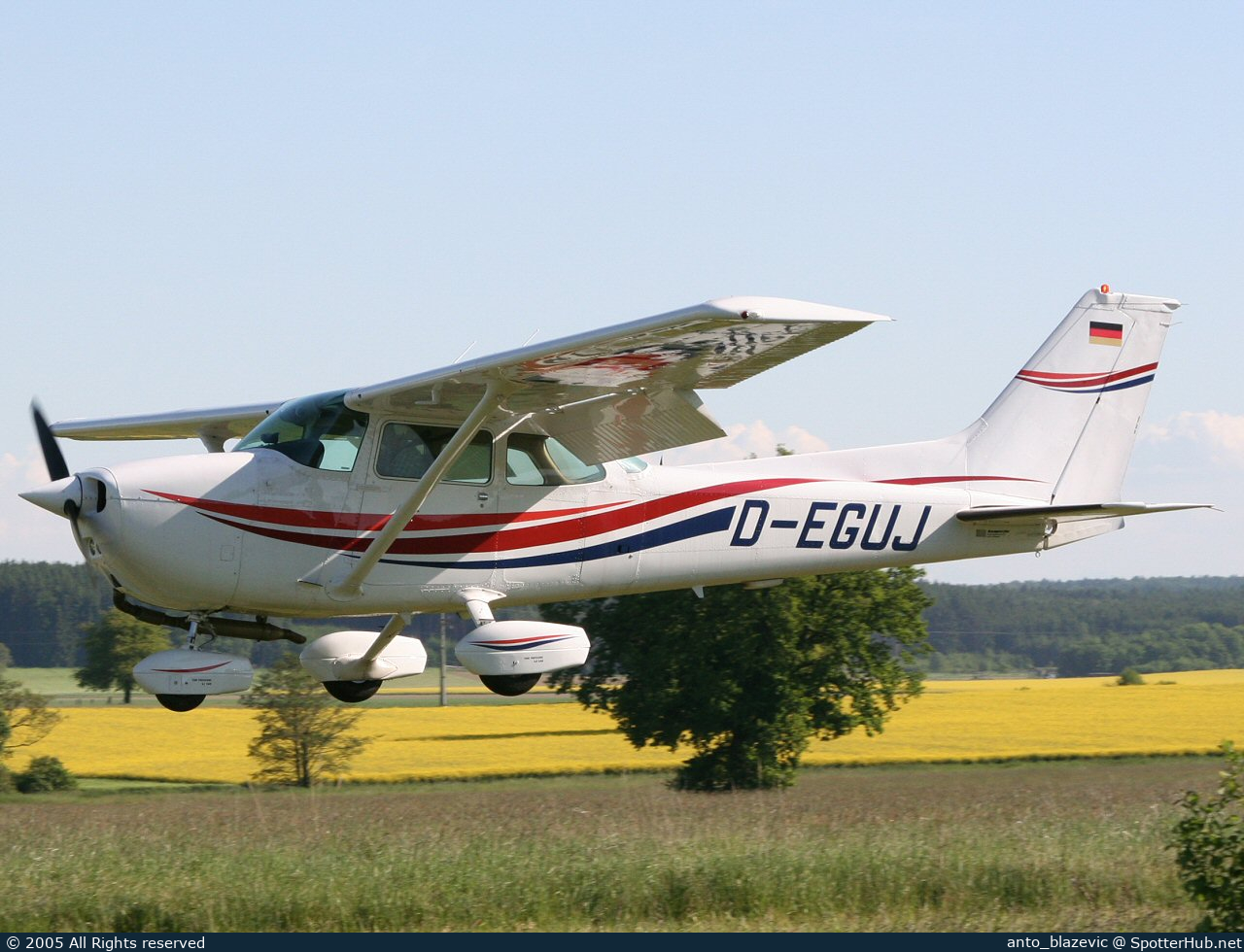 Photo of D-EGUJ - Cessna 172N Skyhawk II operated by Private