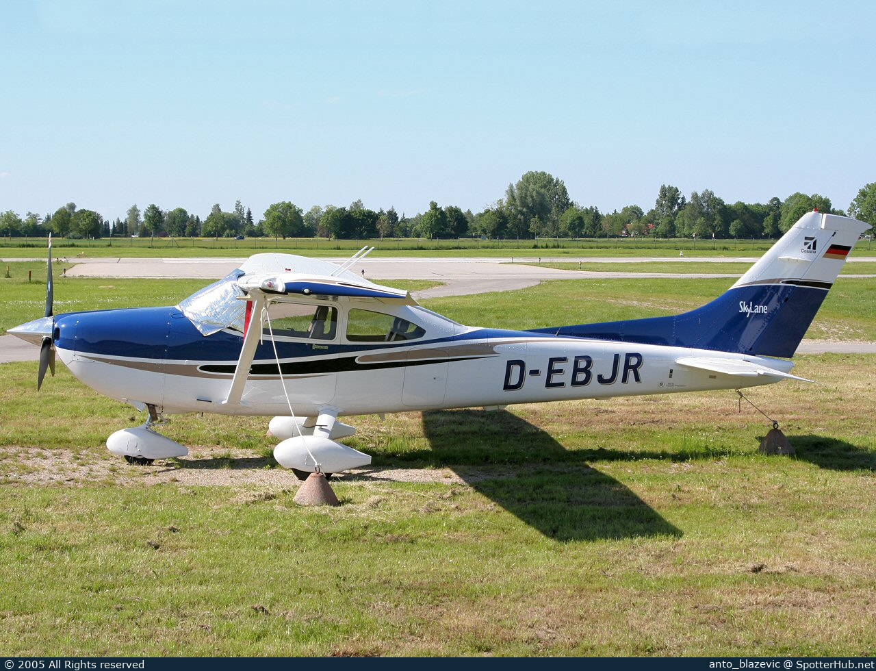 Photo of D-EBJR - Cessna 182T Skylane operated by Private