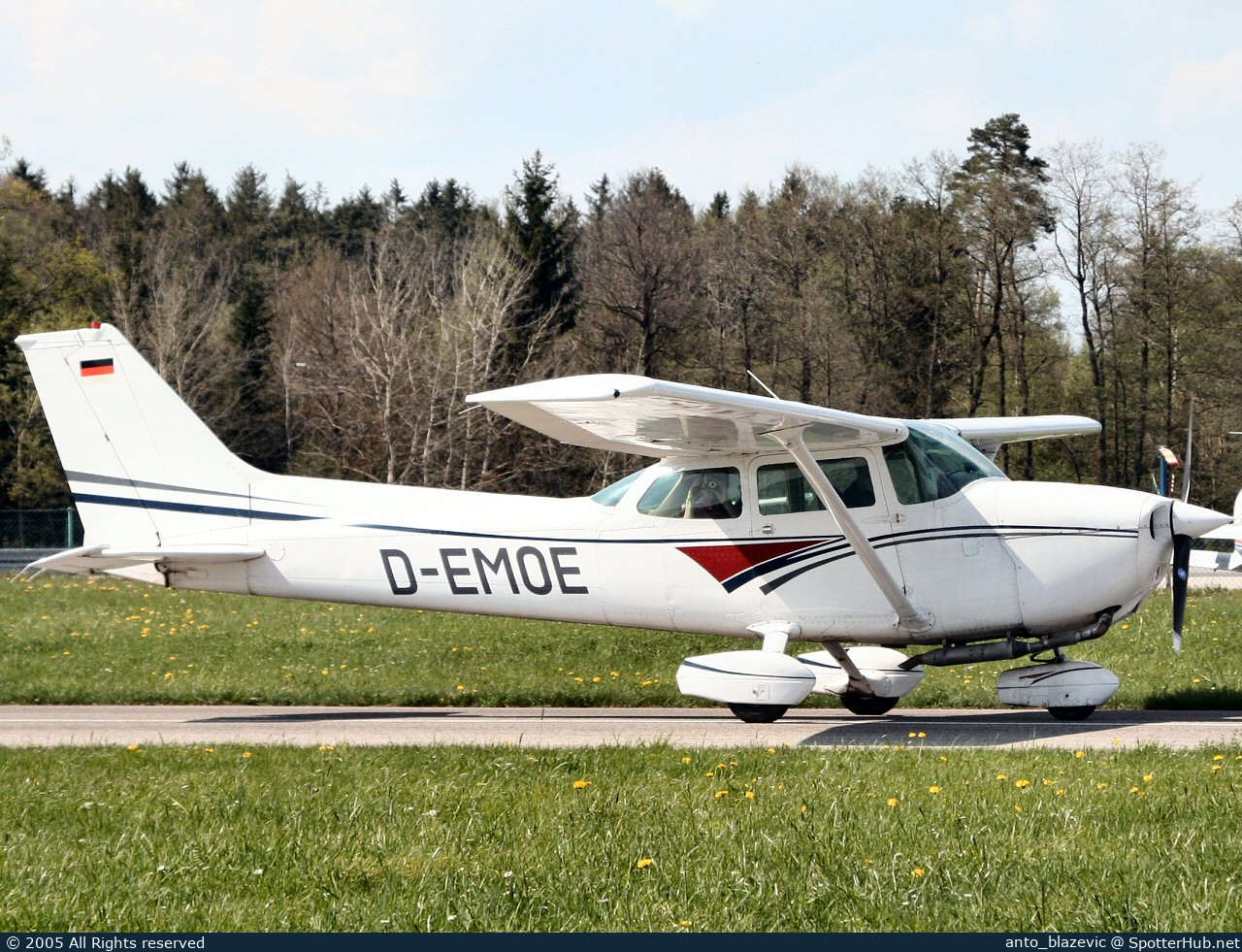 Photo of D-EMOE - Reims-Cessna F172N Skyhawk II operated by AIR CHARTER Luftfahrt GmbH