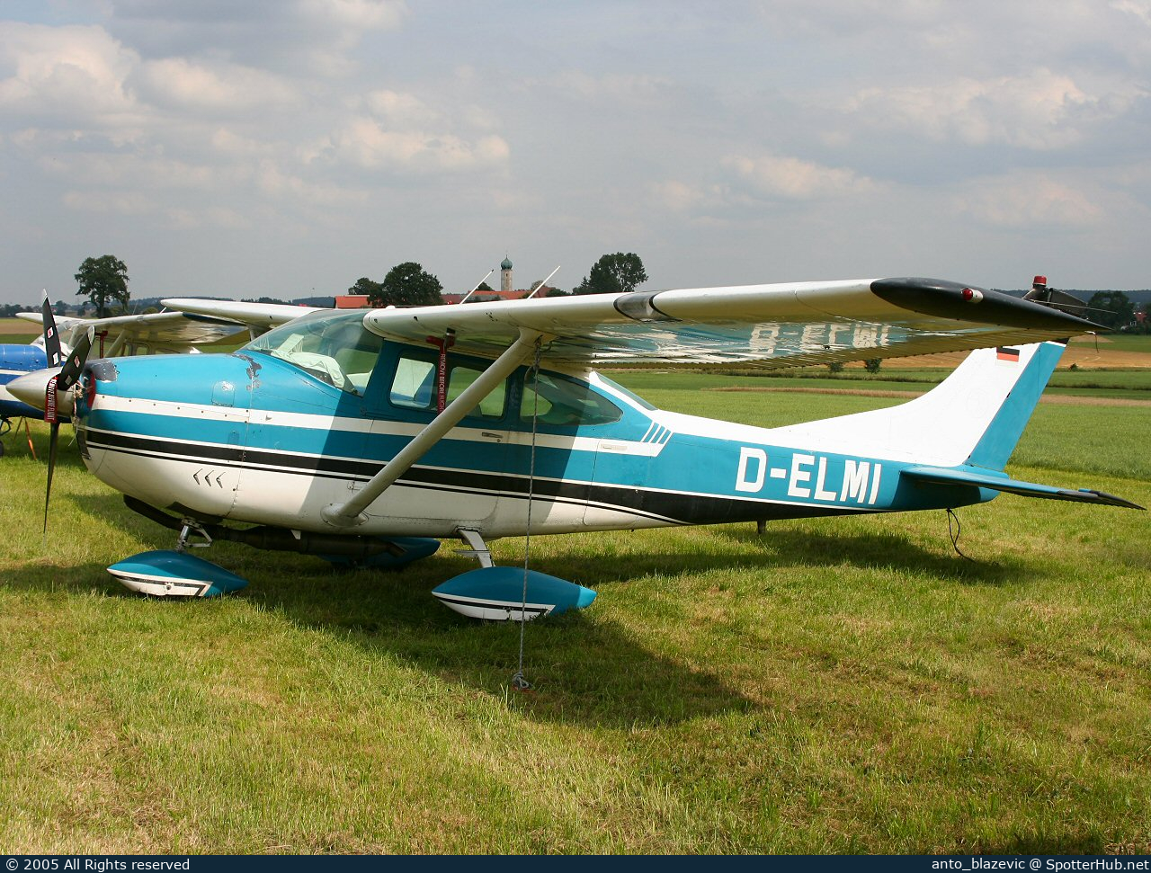 Photo of D-ELMI - Cessna 182J Skylane operated by Private