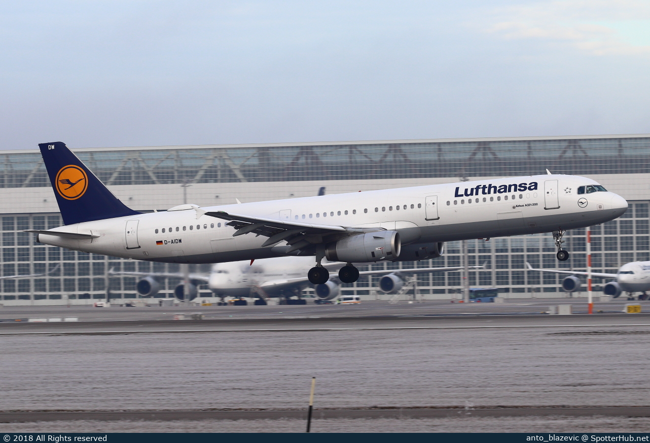 Photo of D-AIDW - Airbus A321-231 operated by Lufthansa