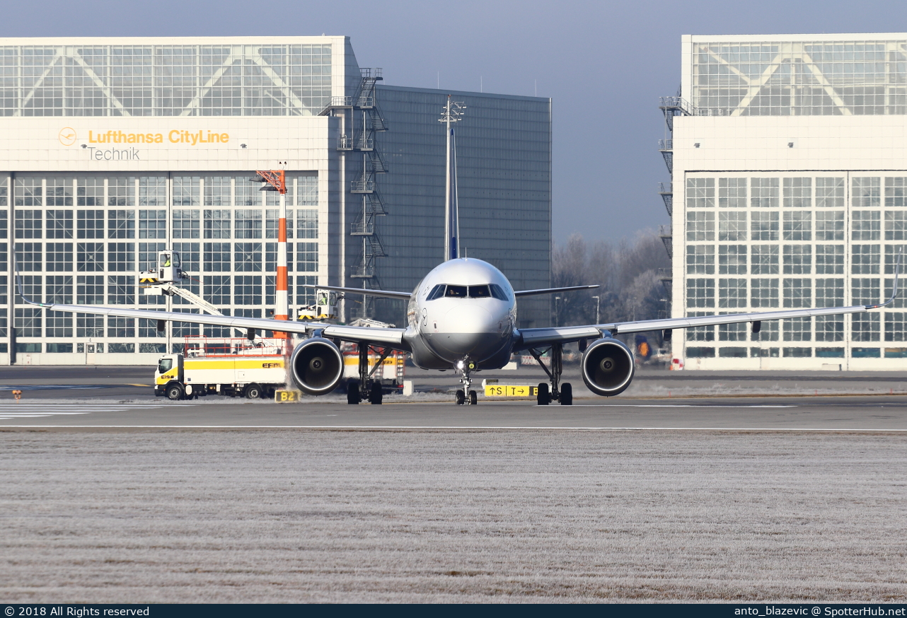 Photo of D-AIUS - Airbus A320-214 operated by Lufthansa