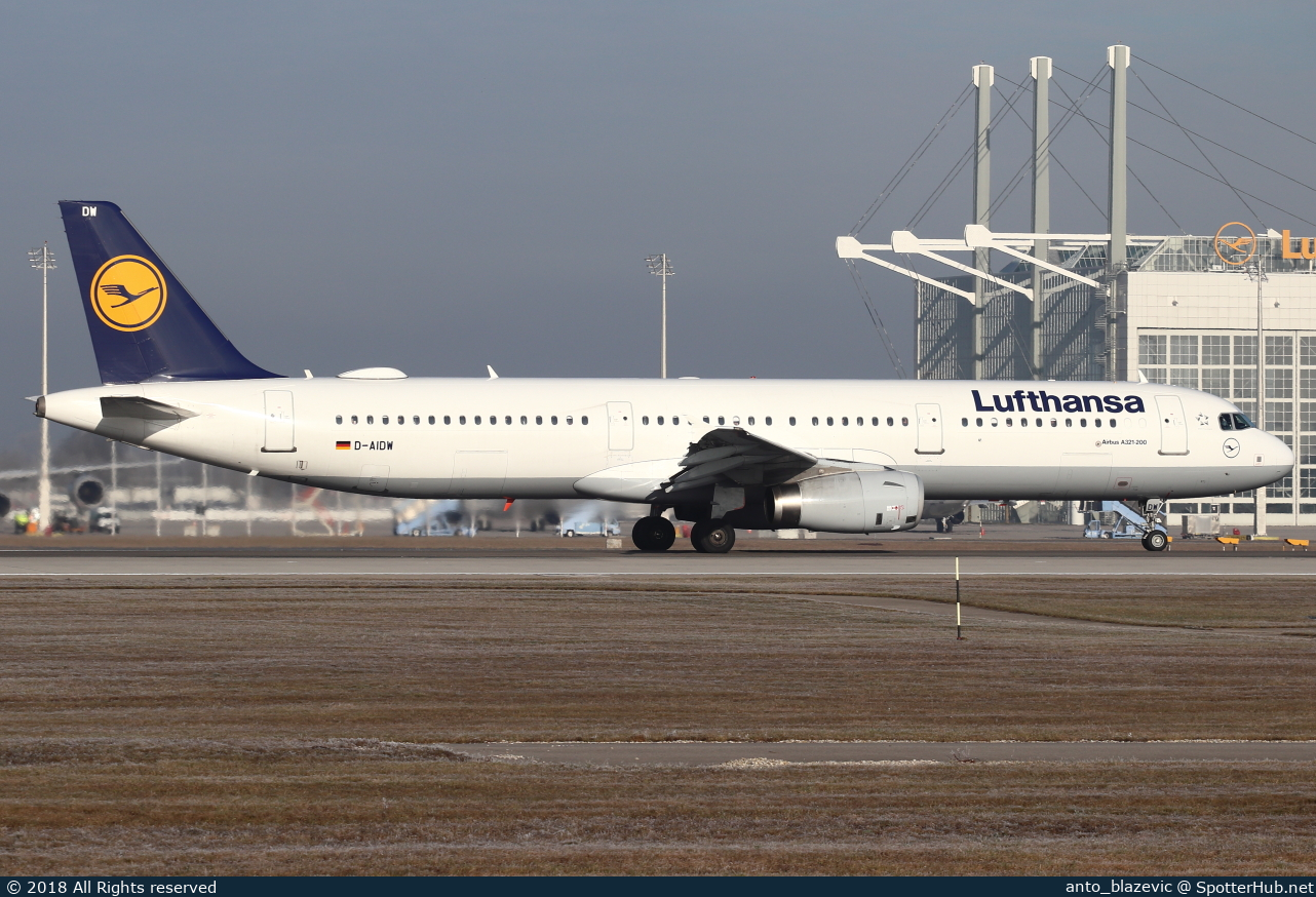 Photo of D-AIDW - Airbus A321-231 operated by Lufthansa