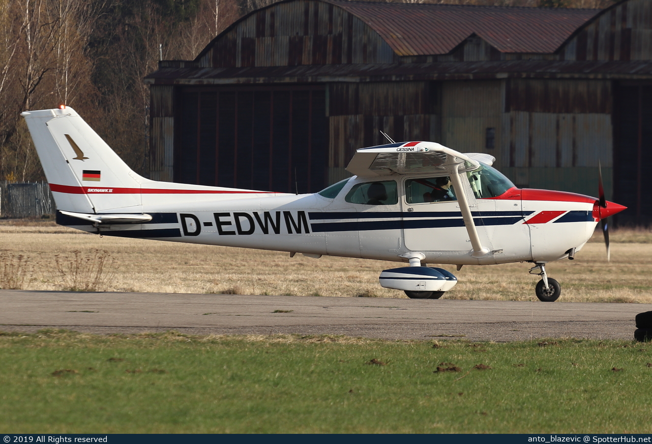 Photo of D-EDWM - Cessna 172N Skyhawk II operated by Red Baron Flying Club