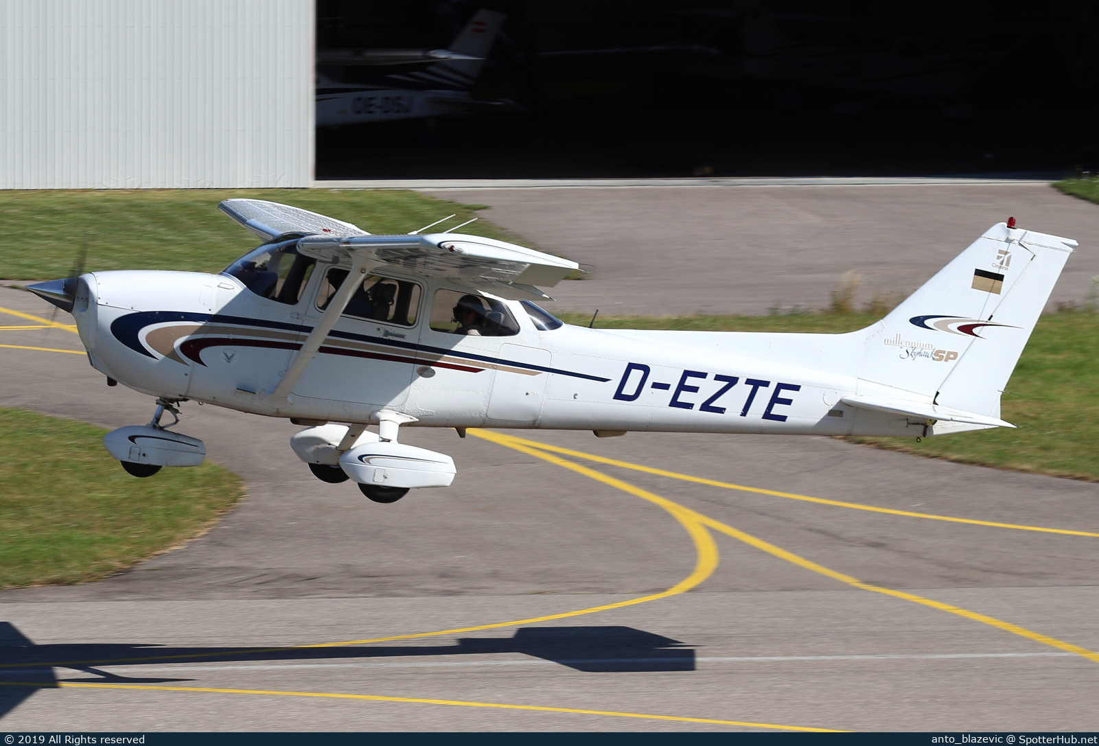 Photo of D-EZTE - Cessna 172S Skyhawk SP operated by Air Munich Aviation