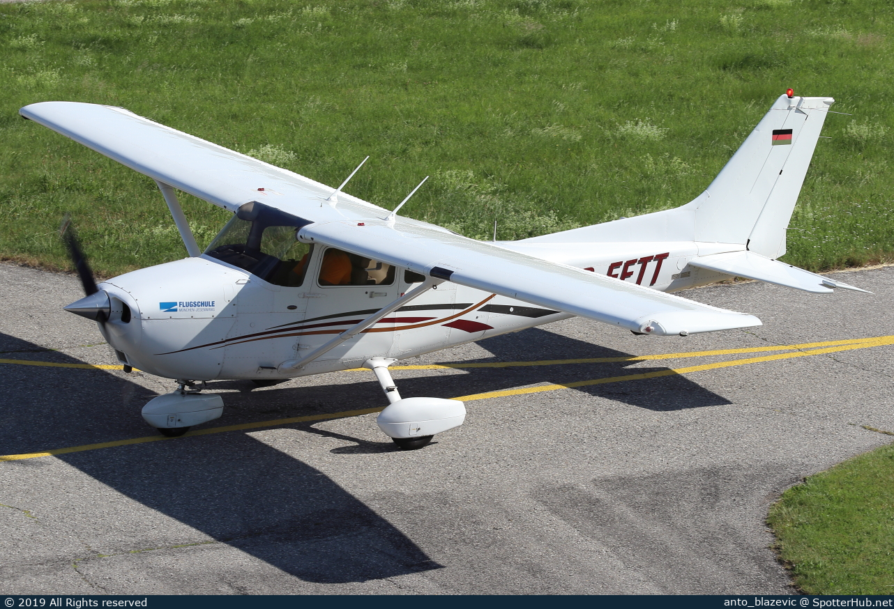 Photo of D-EFTT - Cessna 172S Skyhawk SP operated by Air Munich Aviation - Flugschule Jesenwang