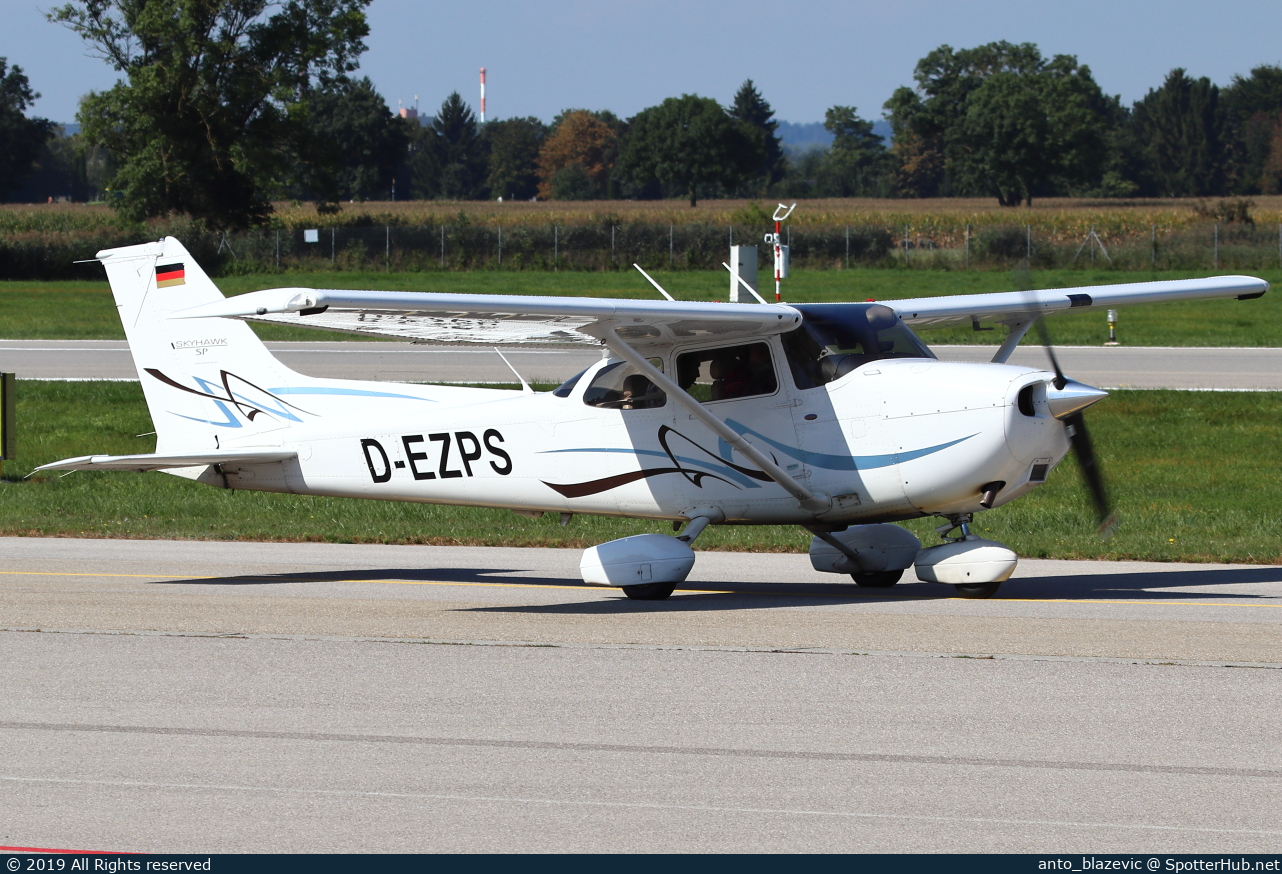 Photo of D-EZPS - Cessna 172S Skyhawk SP operated by Private