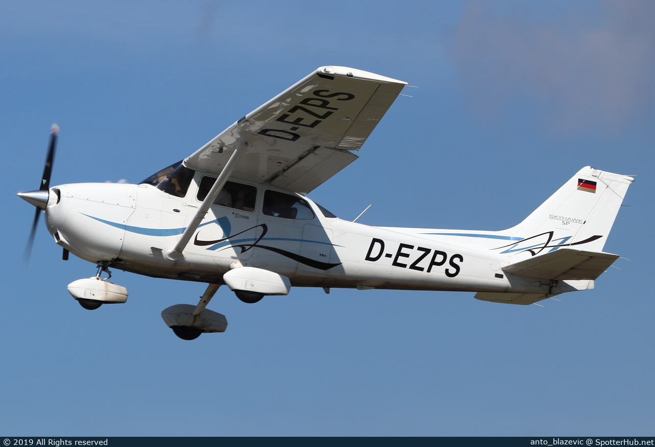 Photo of D-EZPS - Cessna 172S Skyhawk SP operated by Private