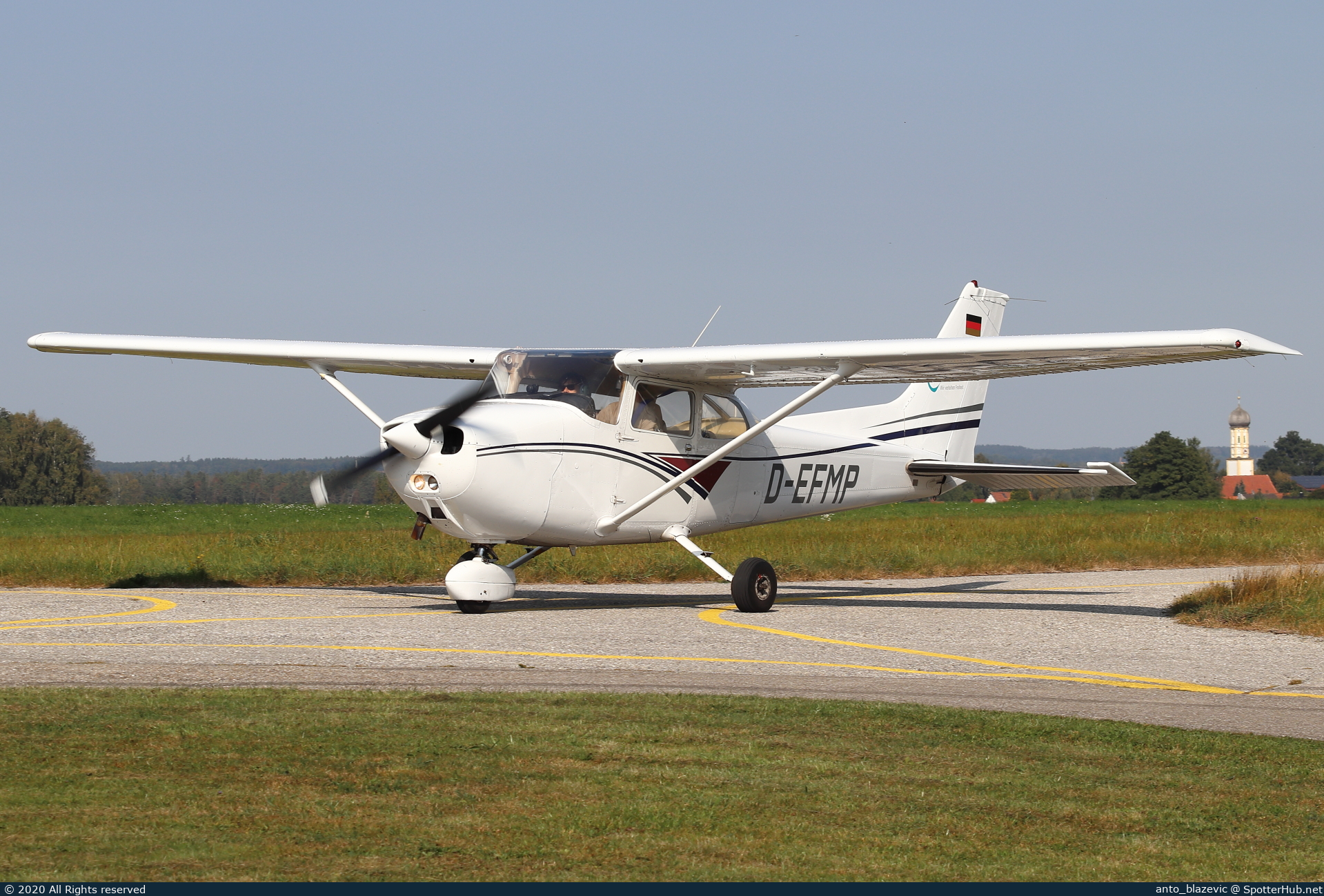 Photo of D-EFMP - Reims-Cessna F172N Skyhawk operated by AIR CHARTER Luftfahrt GmbH