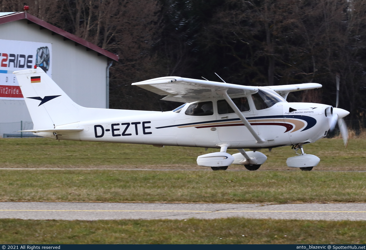 Photo of D-EZTE - Cessna 172S Skyhawk SP operated by Air Munich Aviation - Flugschule Jesenwang
