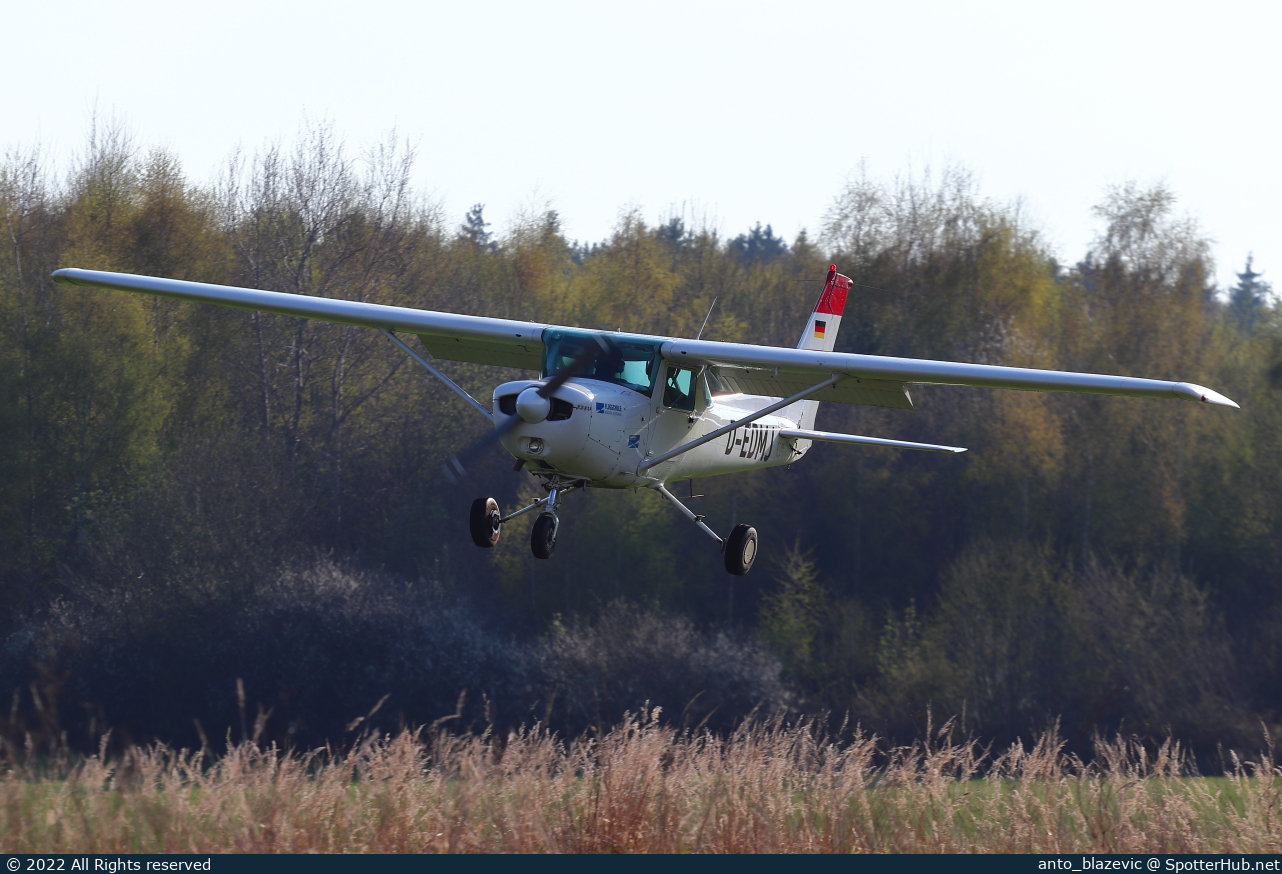 Photo of D-EDMJ - Cessna 152 operated by Air Munich Aviation - Flugschule Jesenwang