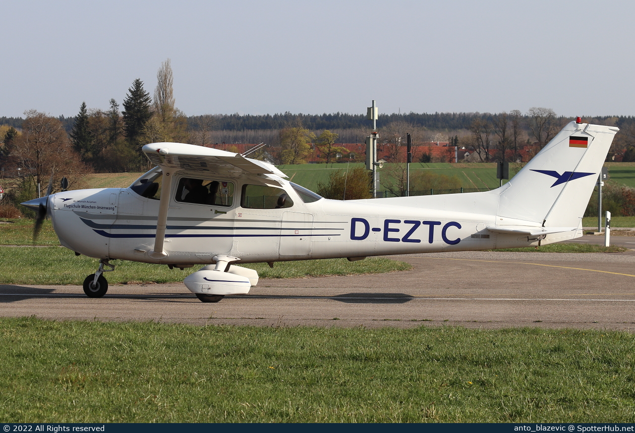 Photo of D-EZTC - Cessna 172S Skyhawk SP operated by Air Munich Aviation - Flugschule Jesenwang