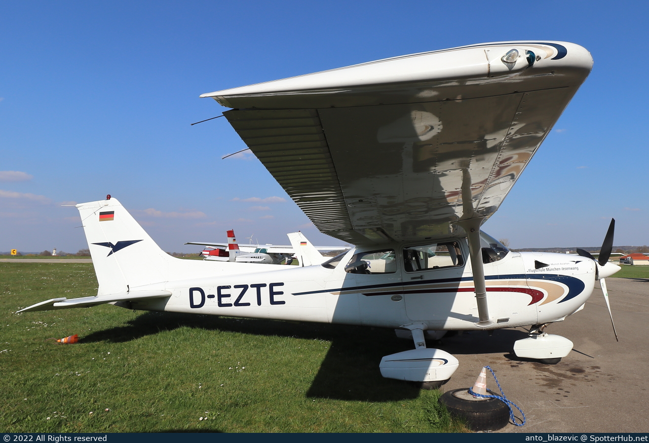 Photo of D-EZTE - Cessna 172S Skyhawk SP operated by Air Munich Aviation - Flugschule Jesenwang